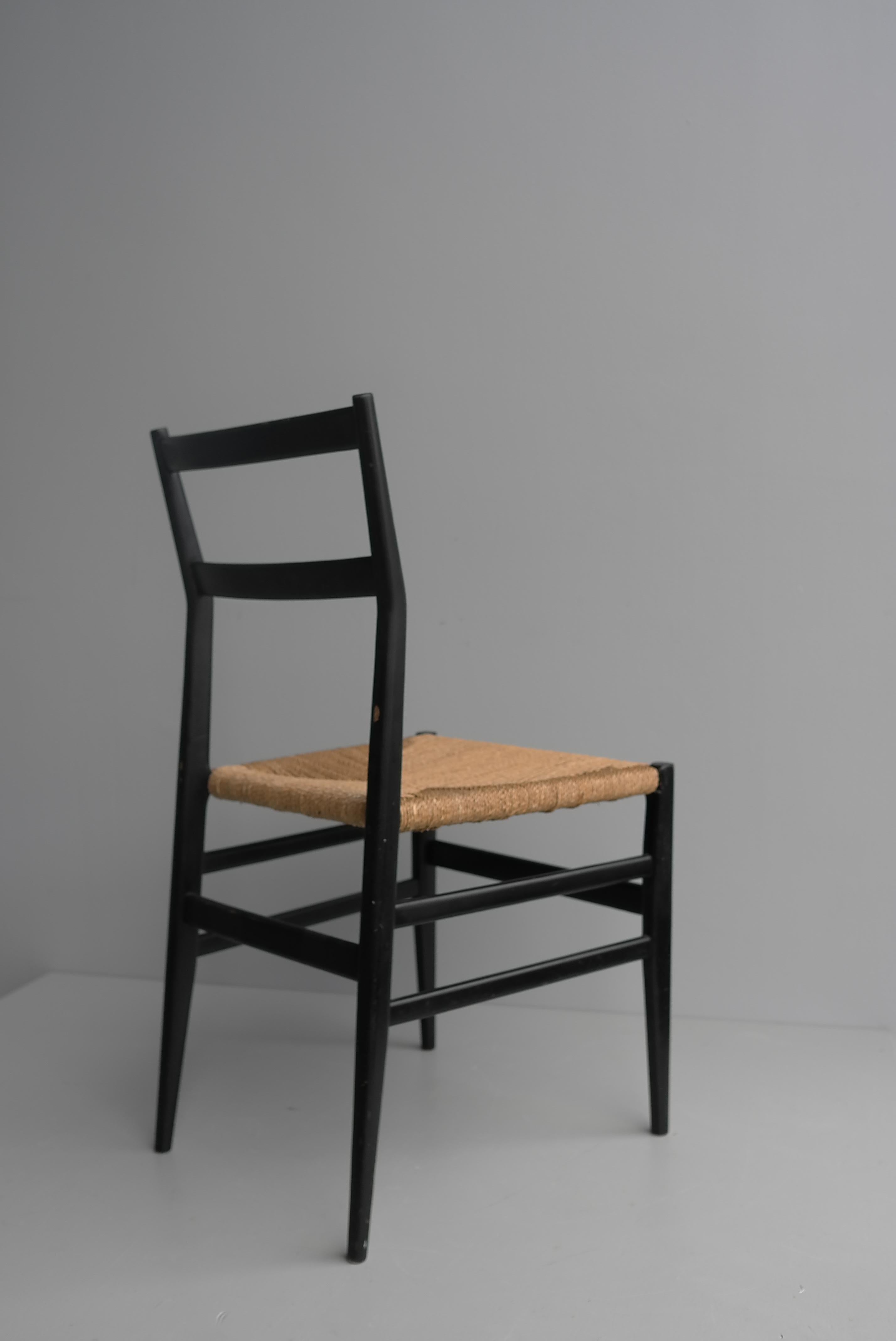 20x Sillas Gio Ponti Leggera de madera negra con asientos de cuerda, Italia 1951 en Bueno estado para la venta en Den Haag, NL