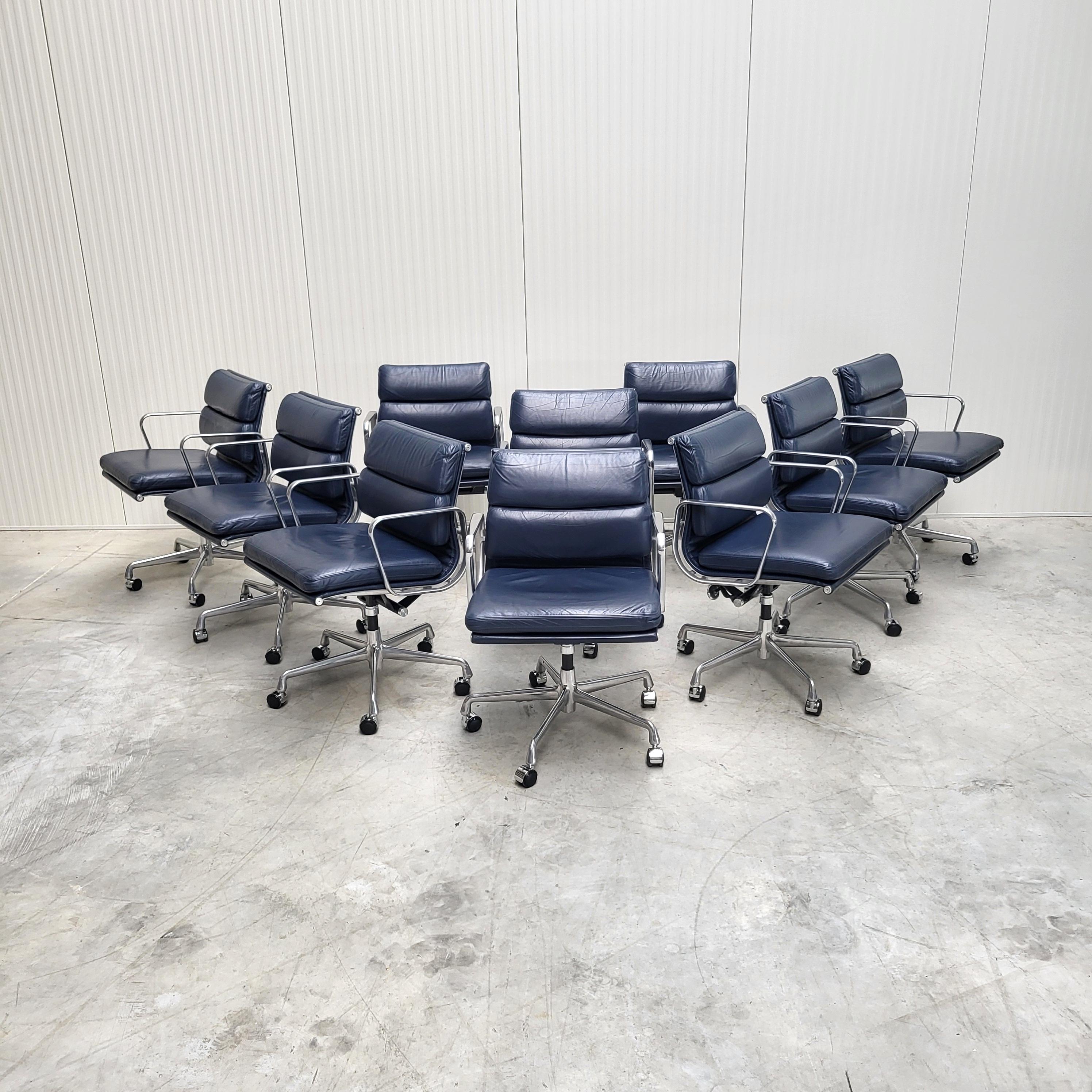 Seltene Gelegenheit, einen Satz von 20 Eames Soft Pad Bürostühlen Modell EA435, hergestellt von Herman Miller, zu erwerben. 
Die Stühle haben einen polierten Aluminiumrahmen und ein sehr weiches navyblaues Leder. 
Die Stühle wurden in den frühen