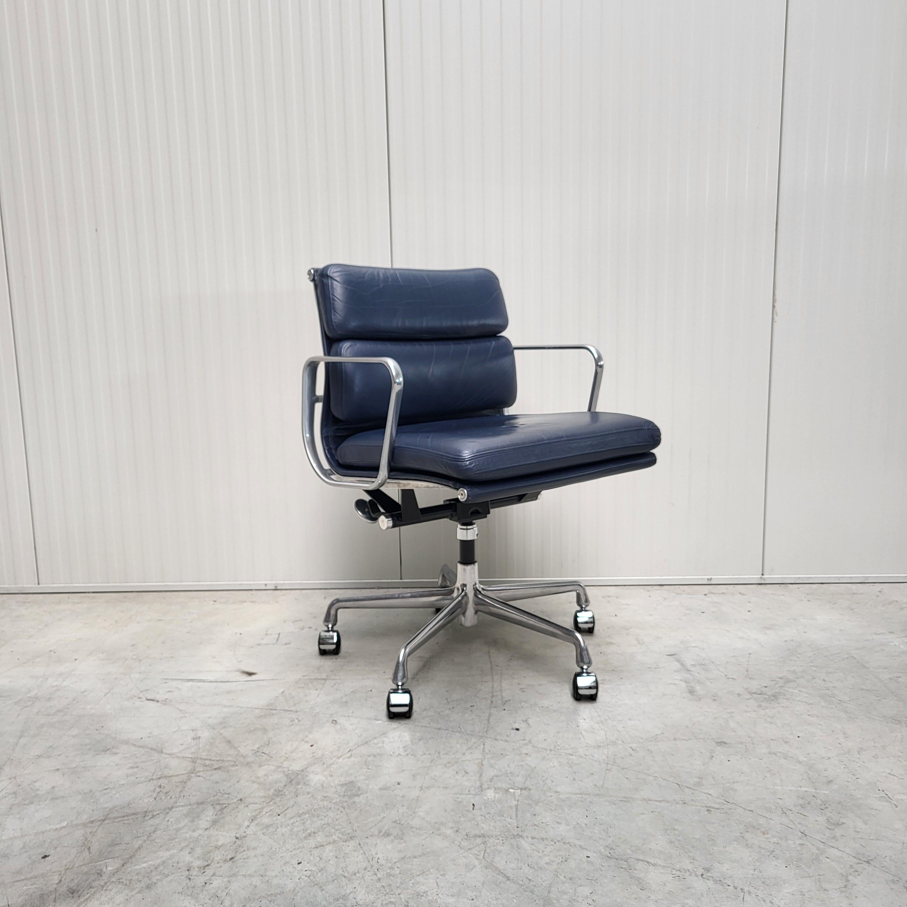20x Herman Miller EA435 Marineblauer Soft Pad Bürostuhl von Charles Eames (amerikanisch) im Angebot