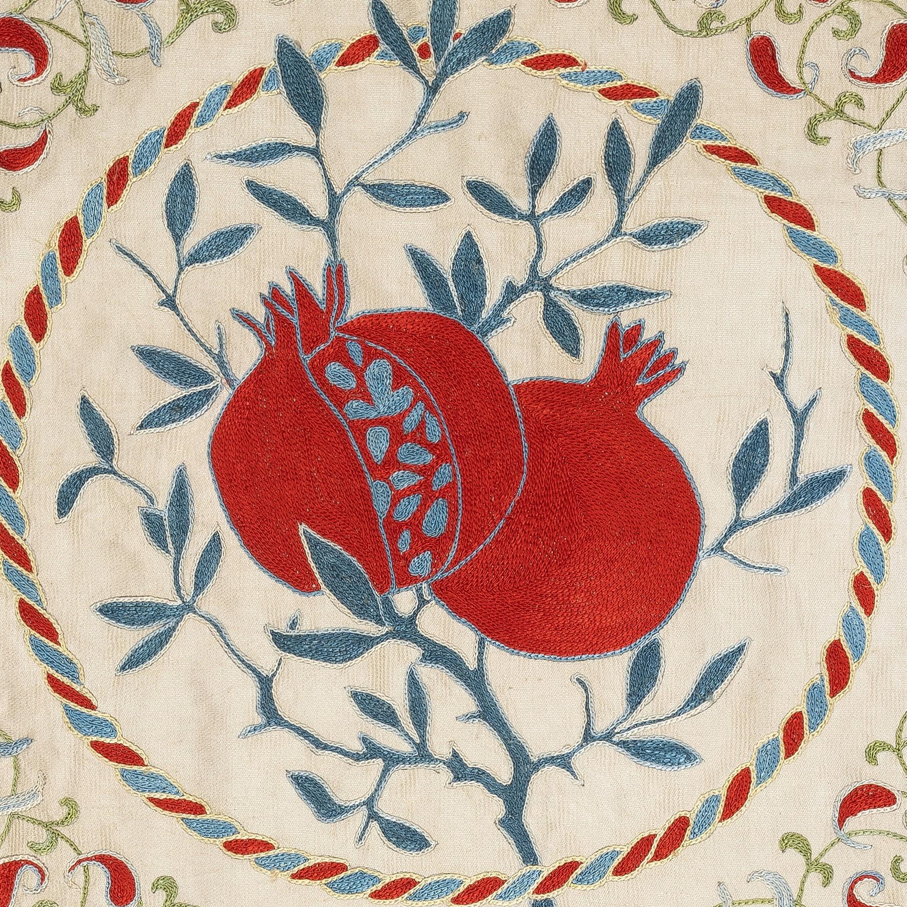 Nouvelle housse de coussin 100% soie brodée à la main - Art textile ouzbek authentique

Rehaussez votre décoration intérieure avec cette exquise housse de coussin Suzani brodée à la main, fabriquée à partir de 100 % de soie pure par des artisans