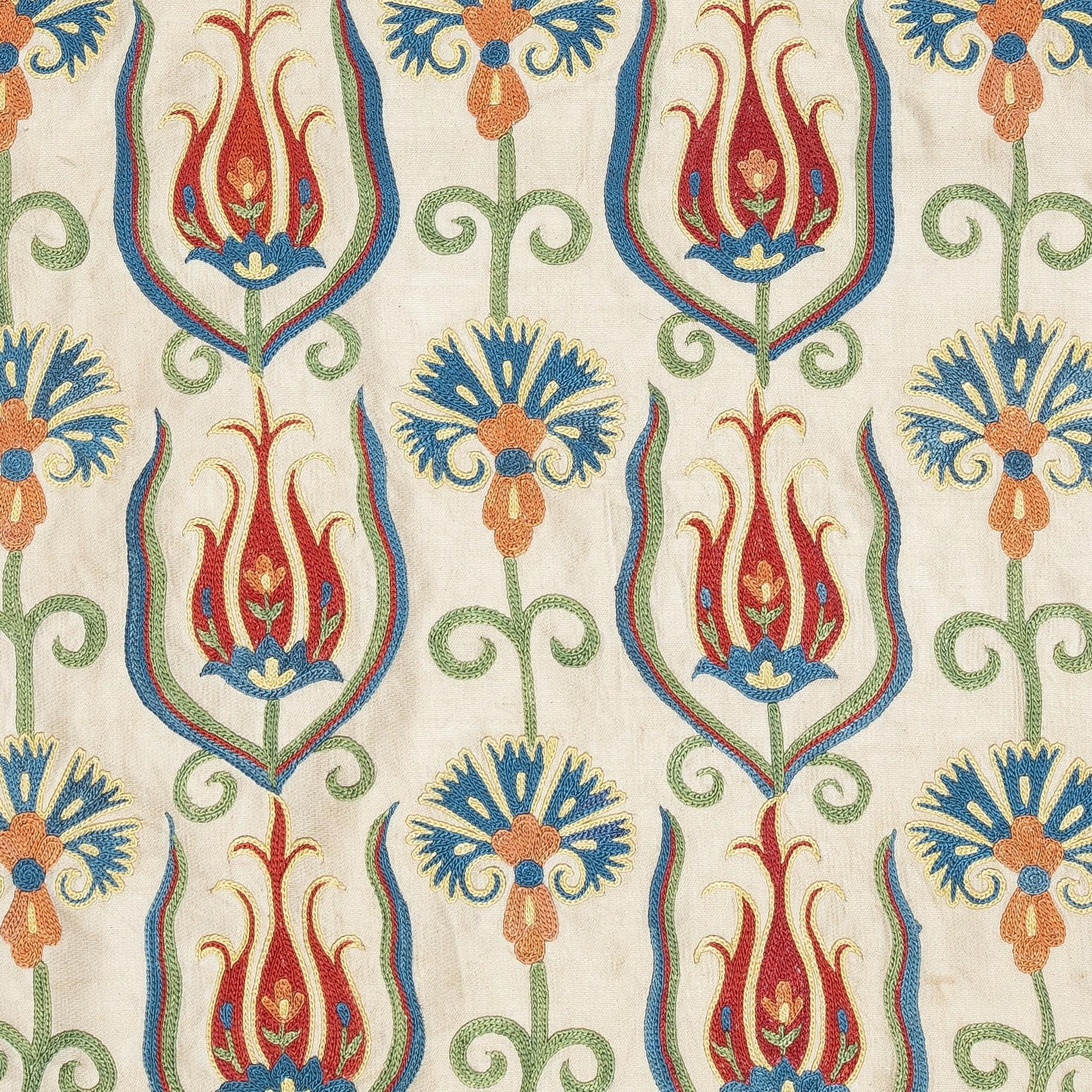 Nouvelle housse de coussin 100% soie brodée à la main - Art textile ouzbek authentique

Rehaussez votre décoration intérieure avec cette exquise housse de coussin Suzani brodée à la main, fabriquée à partir de 100 % de soie pure par des artisans