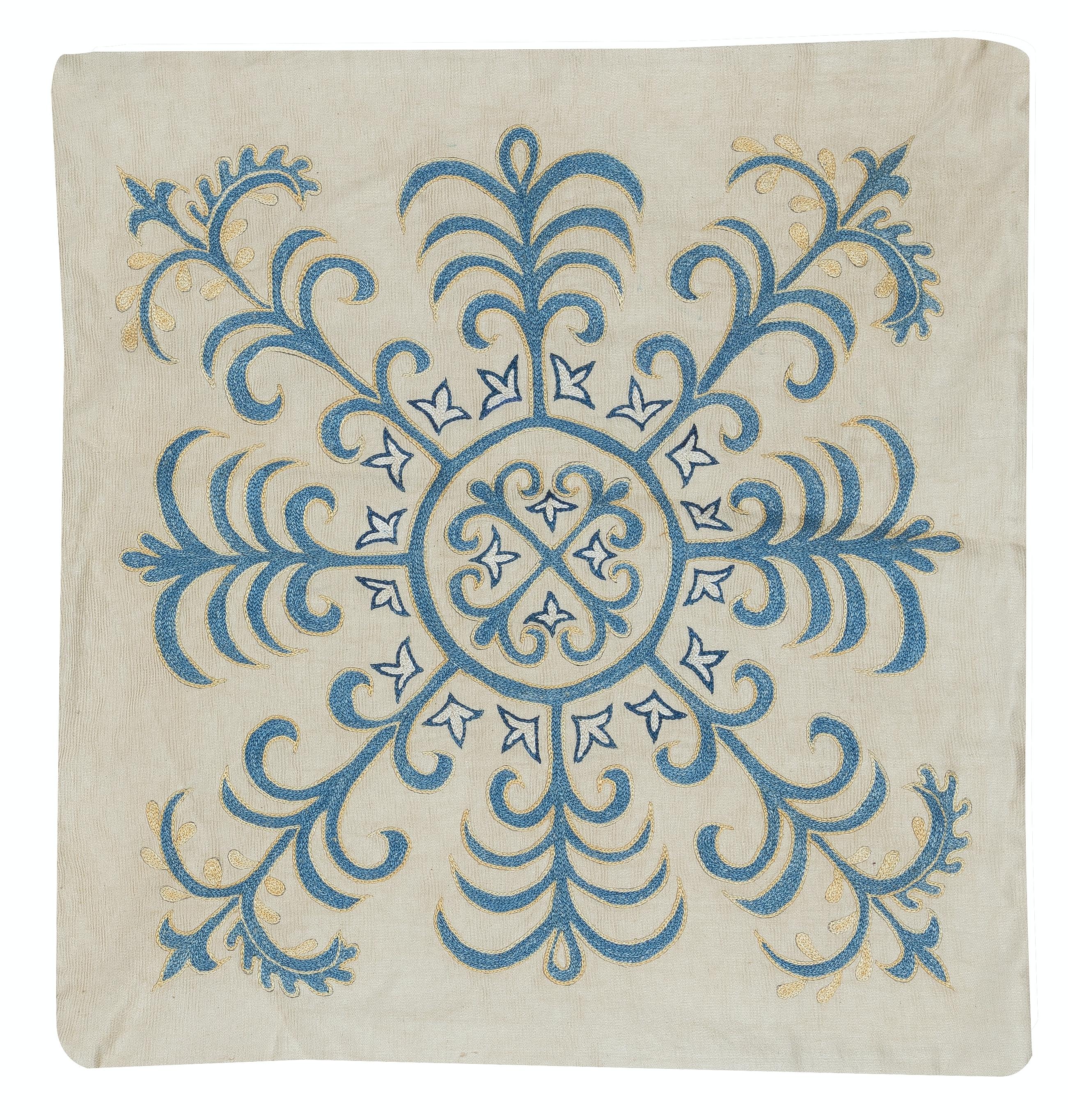 Nuovo copricuscino ricamato a mano in 100% seta - autentica arte tessile uzbeka

Eleva l'arredamento della tua casa con questo raffinato copricuscino Suzani ricamato a mano, realizzato al 100% in pura seta da abili artigiani dell'Uzbekistan.