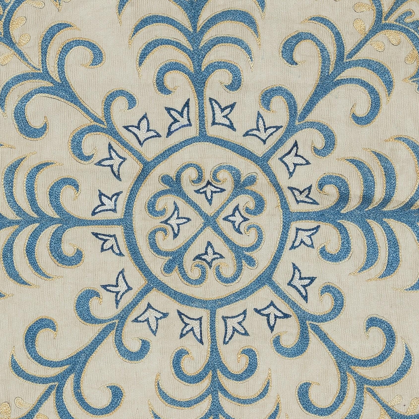 Nuovo copricuscino ricamato a mano in 100% seta - autentica arte tessile uzbeka

Eleva l'arredamento della tua casa con questo raffinato copricuscino Suzani ricamato a mano, realizzato al 100% in pura seta da abili artigiani dell'Uzbekistan.