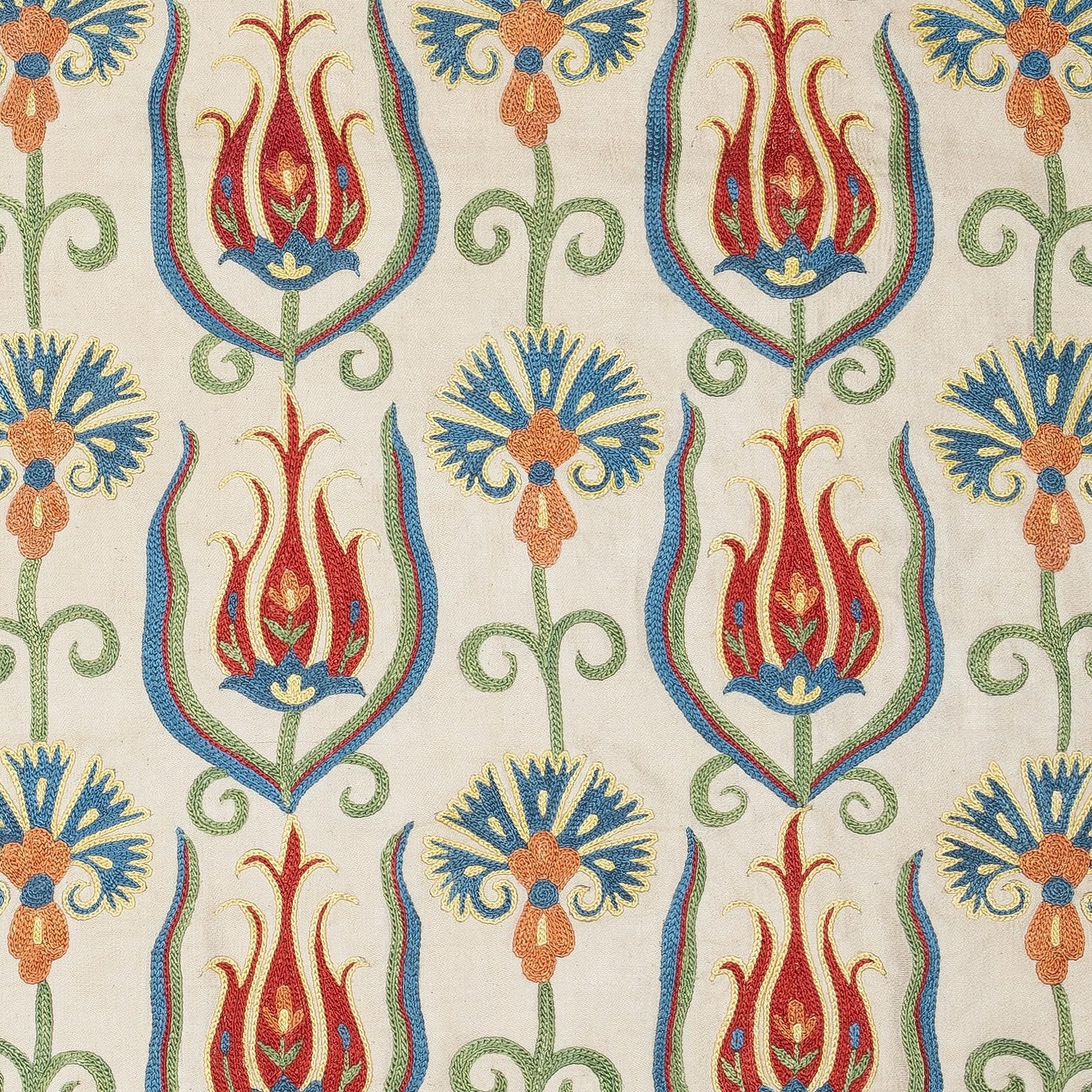 Nouvelle housse de coussin 100% soie brodée à la main - Art textile ouzbek authentique

Rehaussez votre décoration intérieure avec cette exquise housse de coussin Suzani brodée à la main, fabriquée à partir de 100 % de soie pure par des artisans