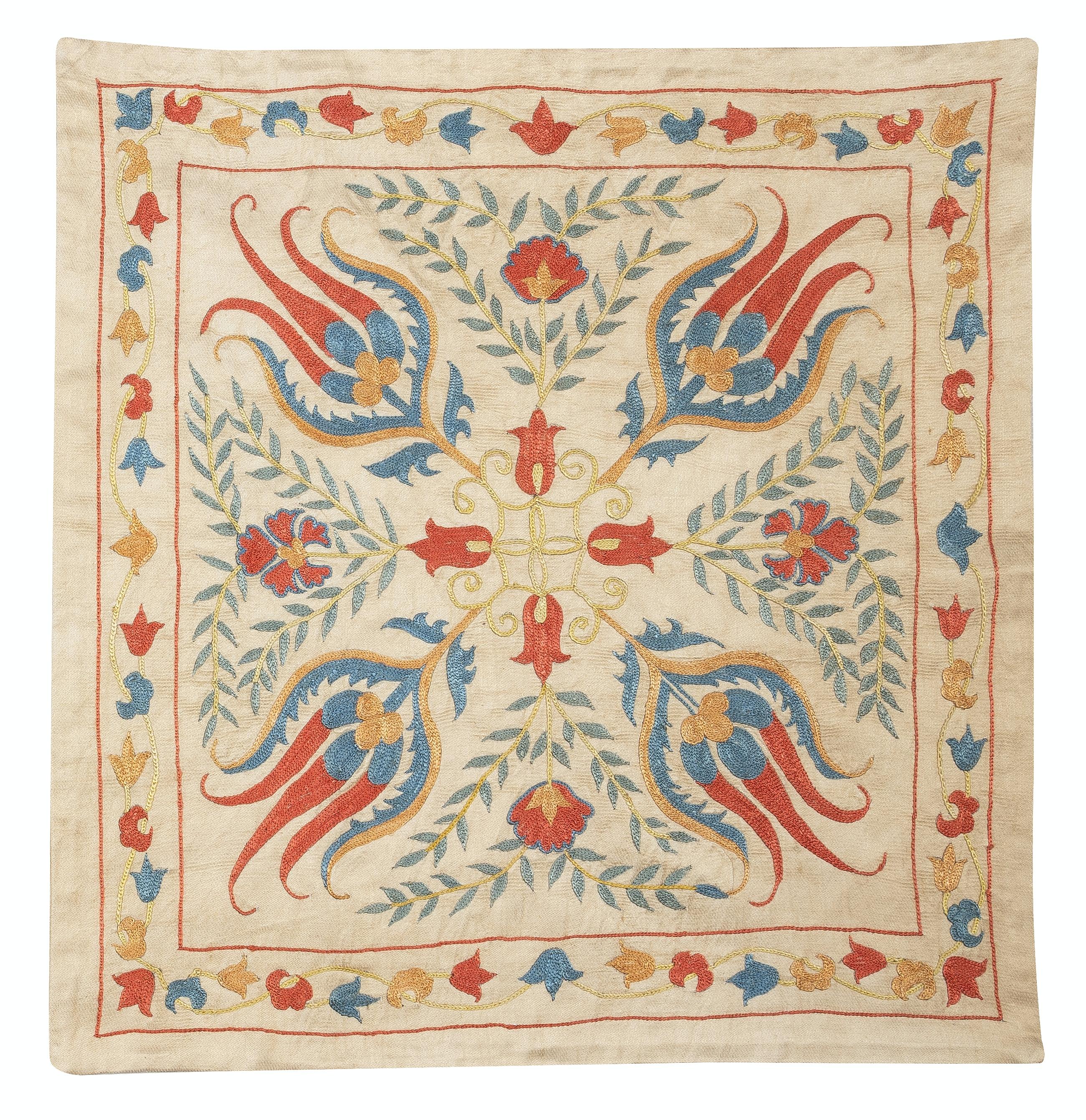 Neuer handbestickter Kissenbezug aus 100% Seide - Authentische usbekische Textilkunst

Verschönern Sie Ihr Zuhause mit diesem exquisiten, handbestickten Suzani-Kissenbezug, der von erfahrenen Kunsthandwerkern in Usbekistan aus 100 % reiner Seide