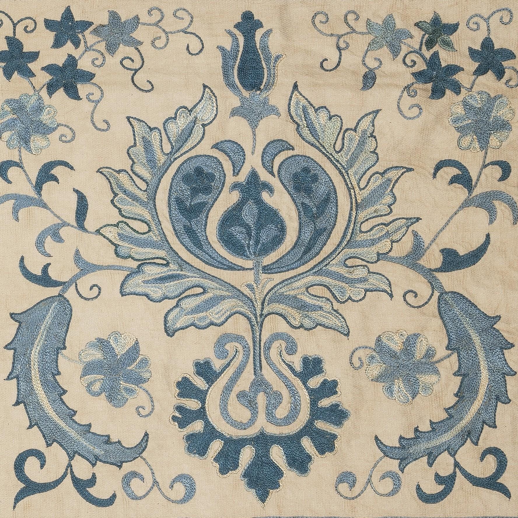 Nuovo copricuscino ricamato a mano in 100% seta - autentica arte tessile uzbeka

Eleva l'arredamento della tua casa con questo raffinato copricuscino Suzani ricamato a mano, realizzato al 100% in pura seta da abili artigiani dell'Uzbekistan.
