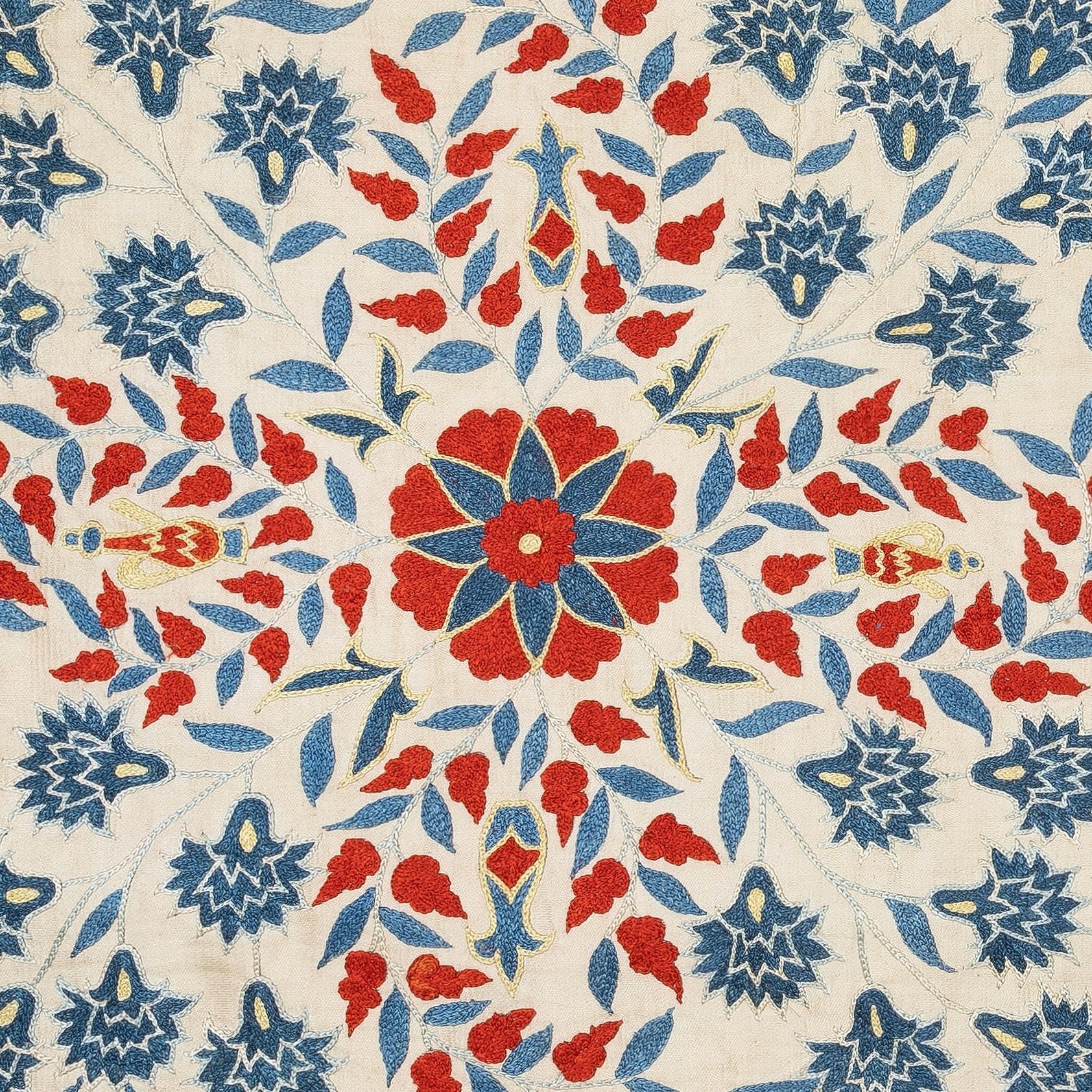 Nuovo copricuscino ricamato a mano in 100% seta - autentica arte tessile uzbeka

Eleva l'arredamento della tua casa con questo raffinato copricuscino Suzani ricamato a mano, realizzato al 100% in pura seta da abili artigiani dell'Uzbekistan.
