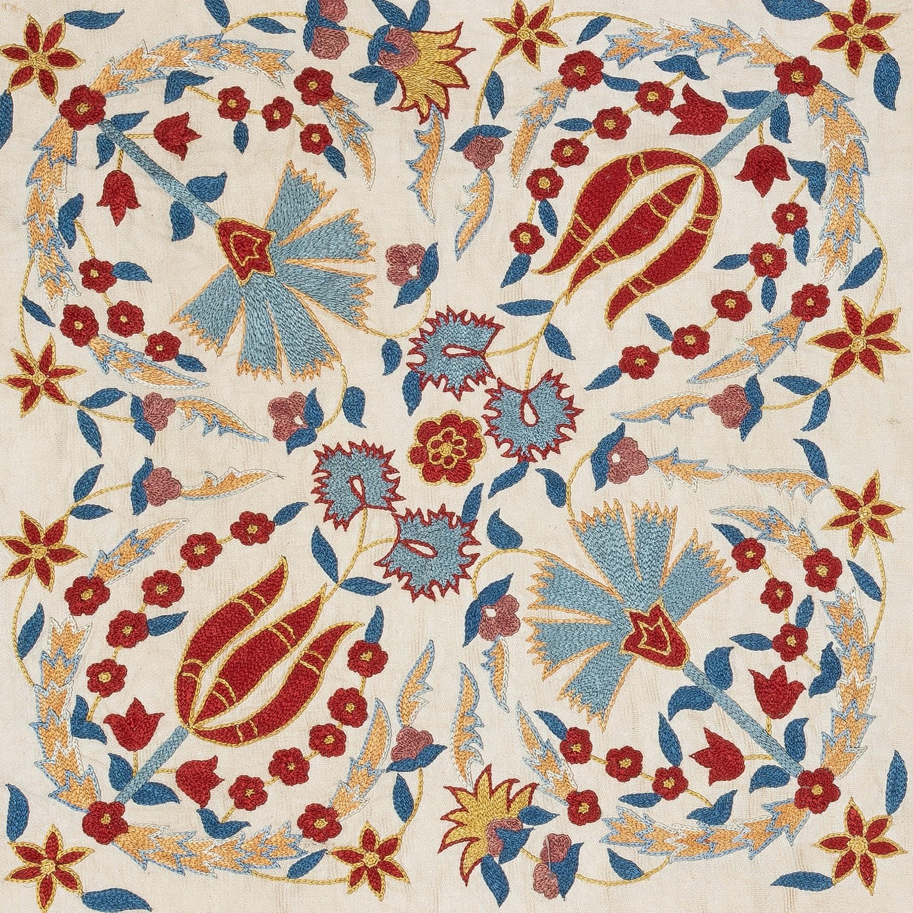 Nuovo copricuscino ricamato a mano in 100% seta - autentica arte tessile uzbeka

Eleva l'arredamento della tua casa con questo raffinato copricuscino Suzani ricamato a mano, realizzato al 100% in pura seta da abili artigiani dell'Uzbekistan.