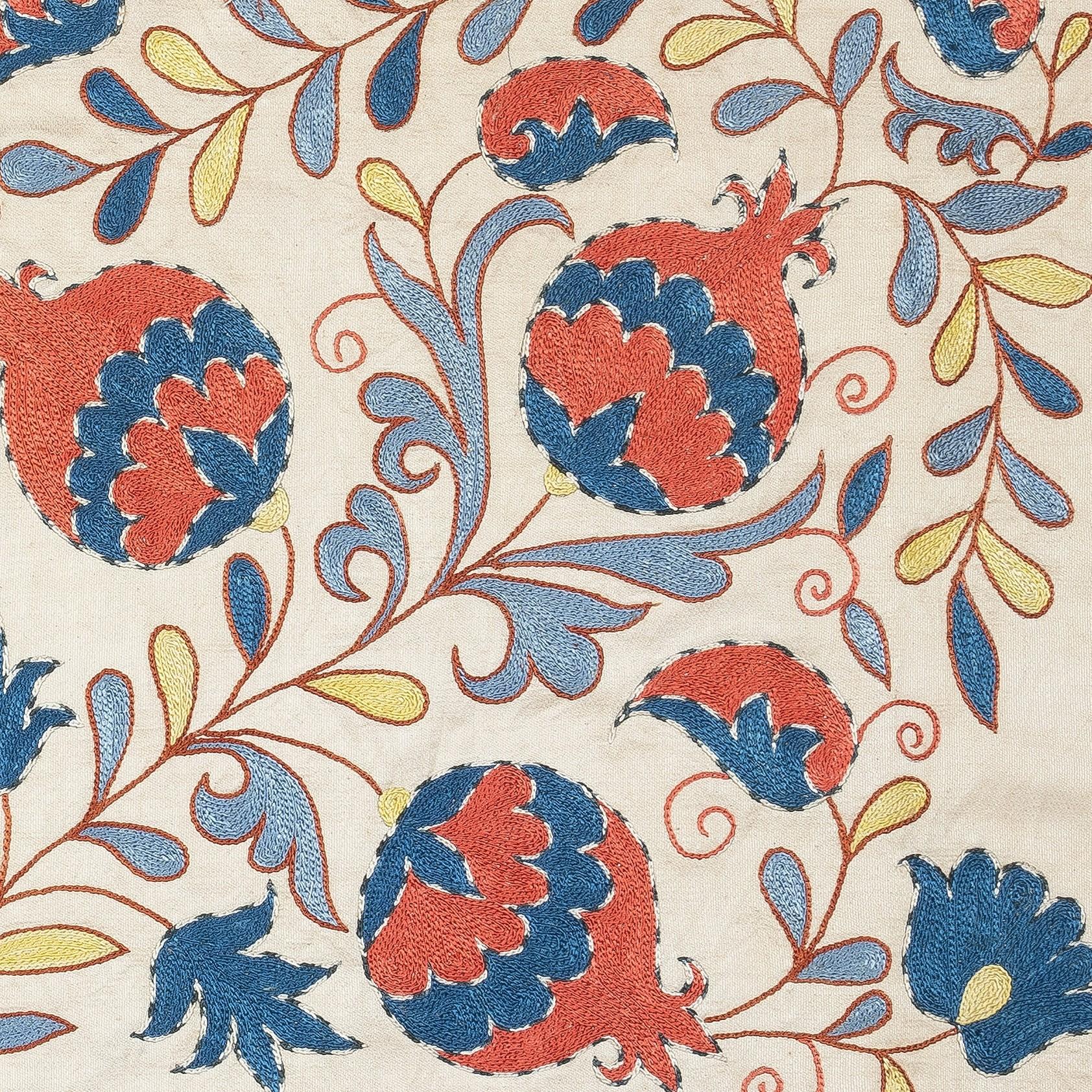 Nuovo copricuscino ricamato a mano in 100% seta - autentica arte tessile uzbeka

Eleva l'arredamento della tua casa con questo raffinato copricuscino Suzani ricamato a mano, realizzato al 100% in pura seta da abili artigiani dell'Uzbekistan.