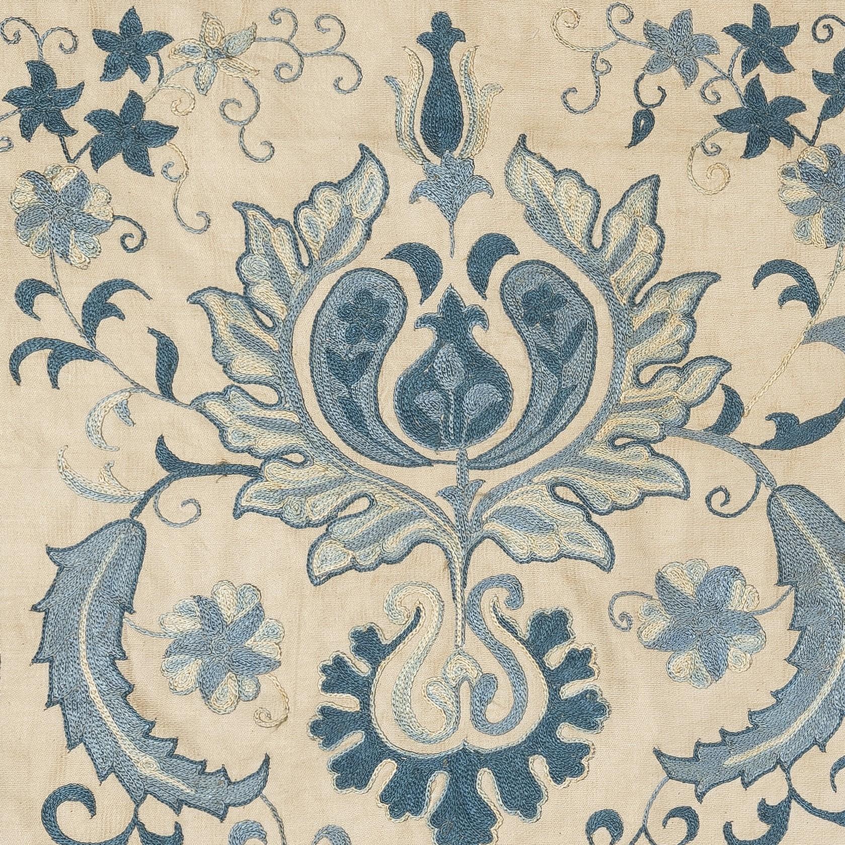 Nuovo copricuscino ricamato a mano in 100% seta - autentica arte tessile uzbeka

Eleva l'arredamento della tua casa con questo raffinato copricuscino Suzani ricamato a mano, realizzato al 100% in pura seta da abili artigiani dell'Uzbekistan.
