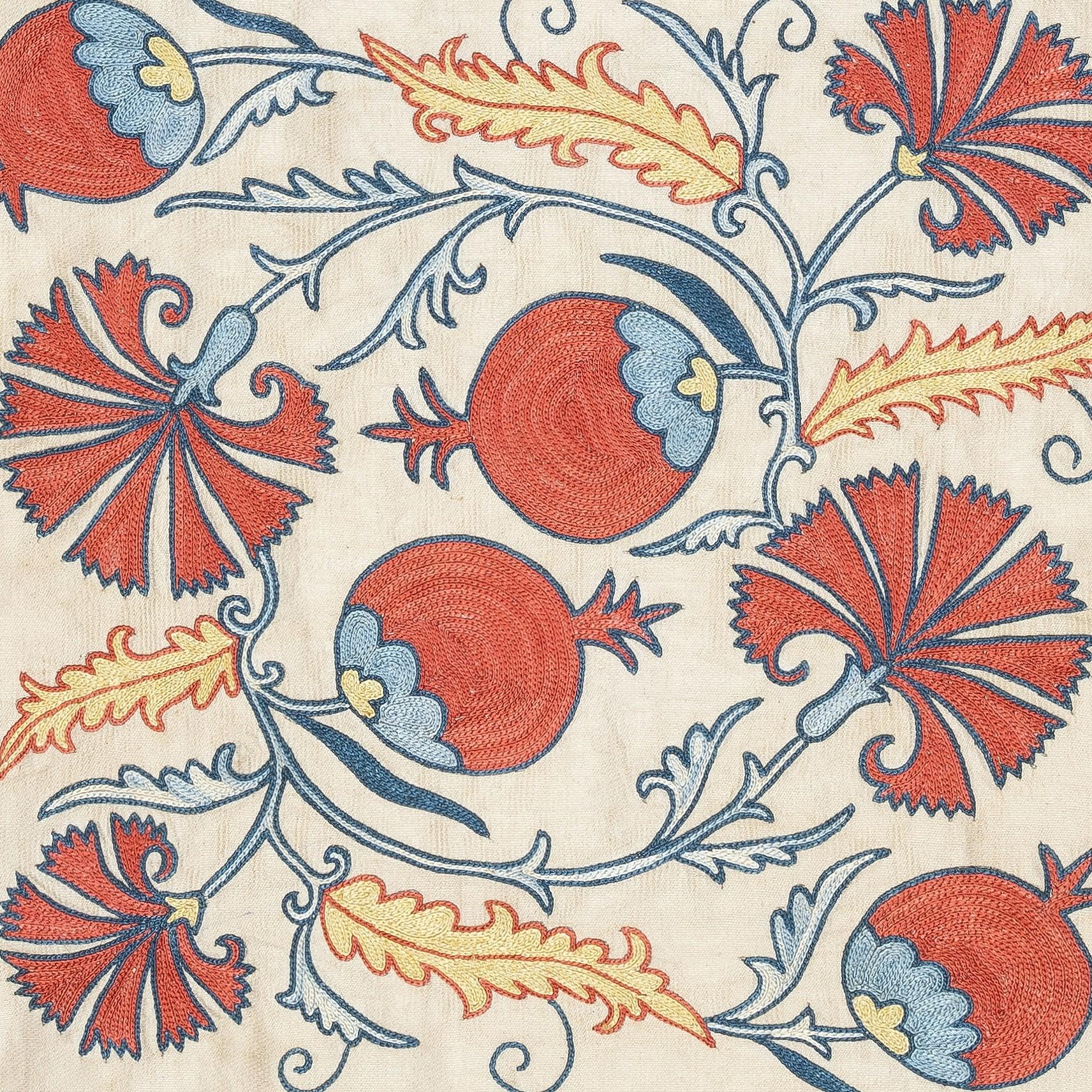 Nueva funda de cojín bordada a mano en seda 100% - Auténtico arte textil uzbeko

Eleva la decoración de tu hogar con esta exquisita funda de cojín Suzani bordada a mano, elaborada con seda pura 100% por hábiles artesanos de Uzbekistán. Esta funda de