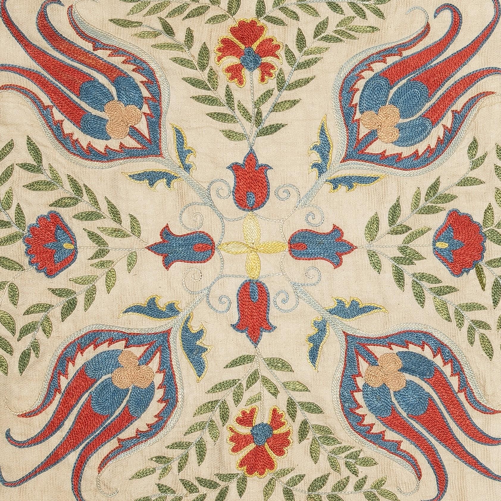 Nuovo copricuscino ricamato a mano in 100% seta - autentica arte tessile uzbeka

Eleva l'arredamento della tua casa con questo raffinato copricuscino Suzani ricamato a mano, realizzato al 100% in pura seta da abili artigiani dell'Uzbekistan.
