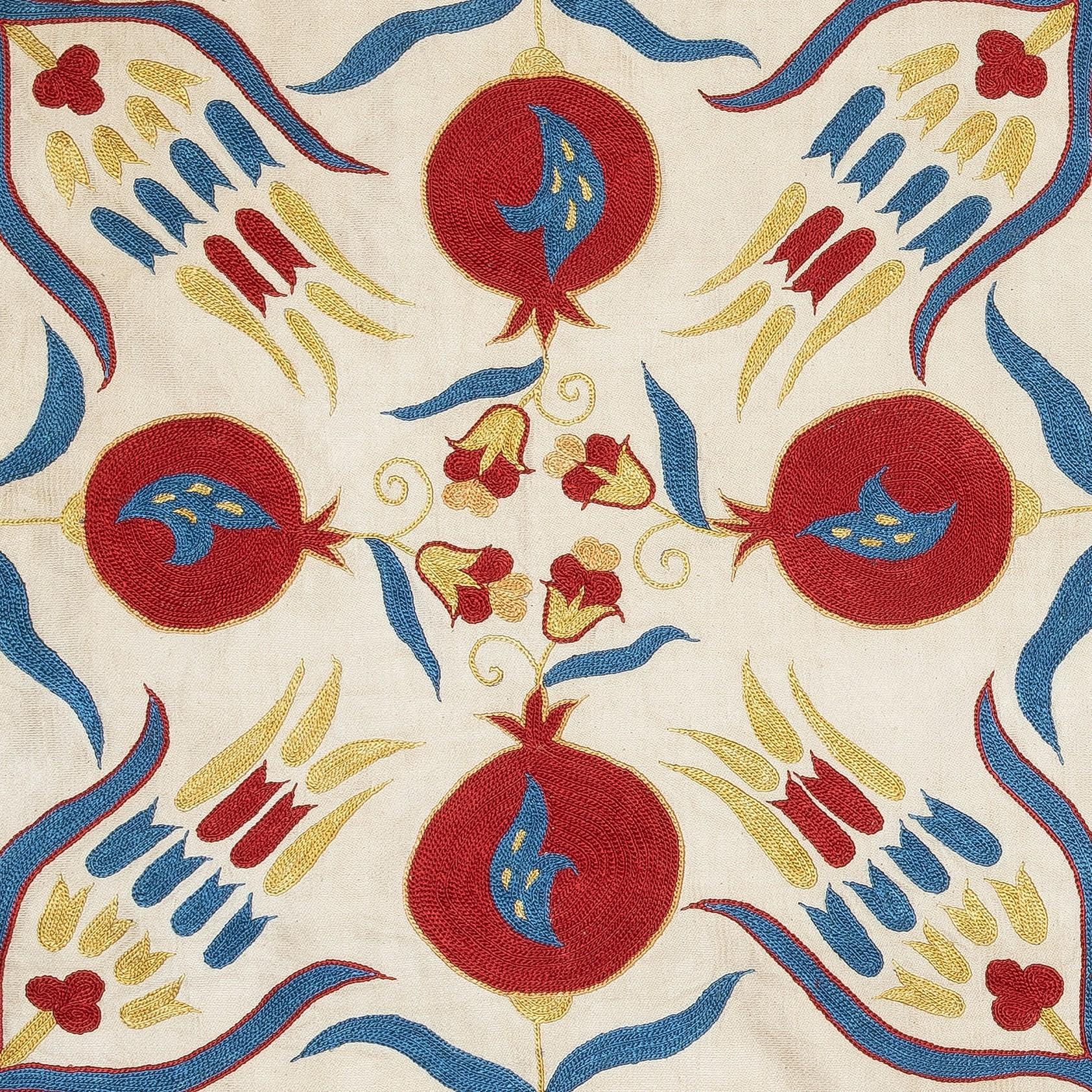 Nuovo copricuscino ricamato a mano in 100% seta - autentica arte tessile uzbeka

Eleva l'arredamento della tua casa con questo raffinato copricuscino Suzani ricamato a mano, realizzato al 100% in pura seta da abili artigiani dell'Uzbekistan.