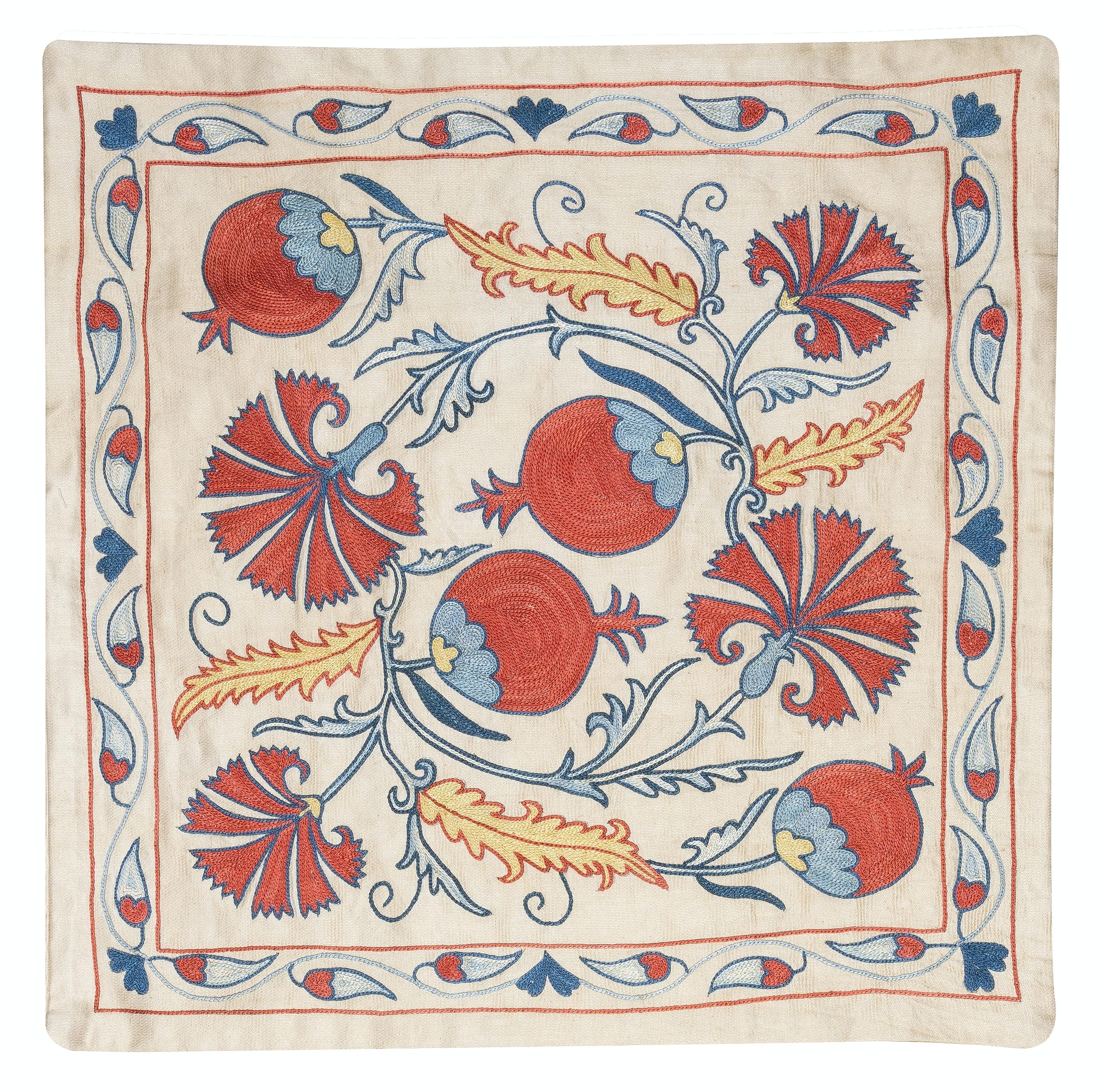 Housse de coussin décorative en soie brodée à la main sur fond de soie, motifs de fleurs et de vignes, support en lin avec fermeture à glissière, pas d'insert.

Lavage délicat et spécialisé conseillé.

Le suzani est un type de panneau textile