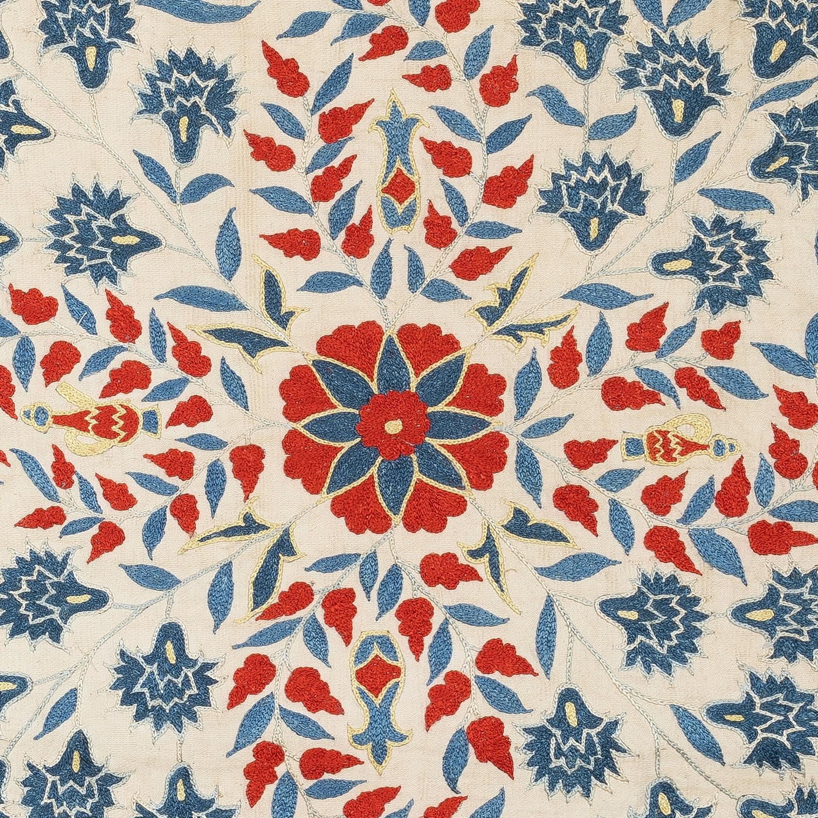 Nuovo copricuscino ricamato a mano in 100% seta - autentica arte tessile uzbeka

Eleva l'arredamento della tua casa con questo raffinato copricuscino Suzani ricamato a mano, realizzato al 100% in pura seta da abili artigiani dell'Uzbekistan.