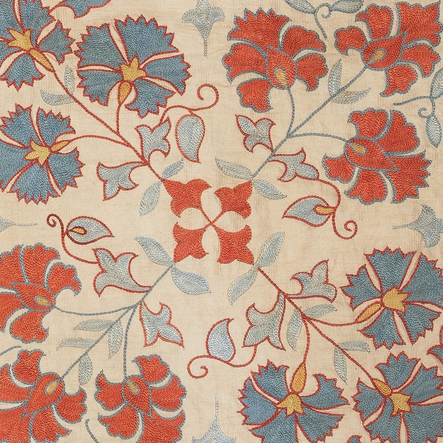Nuovo copricuscino ricamato a mano in 100% seta - autentica arte tessile uzbeka

Eleva l'arredamento della tua casa con questo raffinato copricuscino Suzani ricamato a mano, realizzato al 100% in pura seta da abili artigiani dell'Uzbekistan.