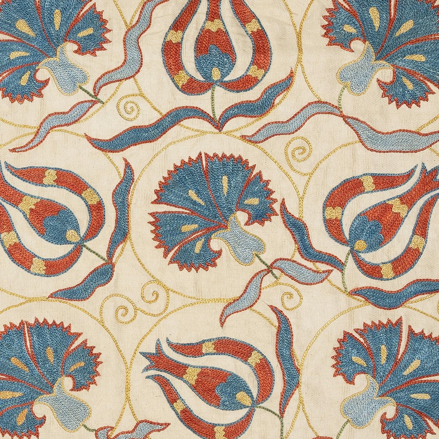 Neuer handbestickter Kissenbezug aus 100% Seide - Authentische usbekische Textilkunst

Verschönern Sie Ihr Zuhause mit diesem exquisiten, handbestickten Suzani-Kissenbezug, der von erfahrenen Kunsthandwerkern in Usbekistan aus 100 % reiner Seide