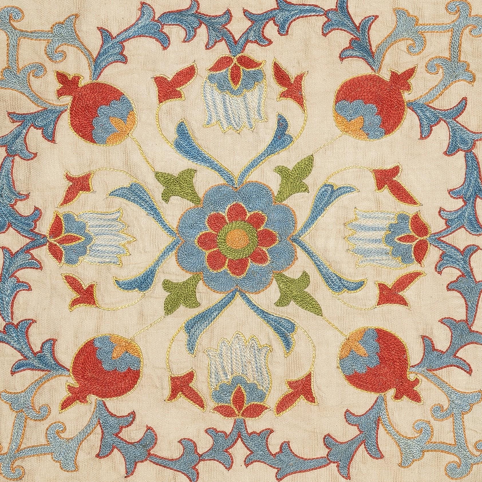 Nuovo copricuscino ricamato a mano in 100% seta - autentica arte tessile uzbeka

Eleva l'arredamento della tua casa con questo raffinato copricuscino Suzani ricamato a mano, realizzato al 100% in pura seta da abili artigiani dell'Uzbekistan.