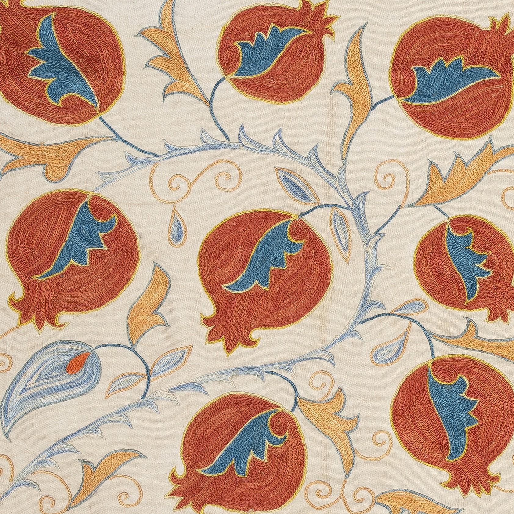 Nouvelle housse de coussin 100% soie brodée à la main - Art textile ouzbek authentique

Rehaussez votre décoration intérieure avec cette exquise housse de coussin Suzani brodée à la main, fabriquée à partir de 100 % de soie pure par des artisans