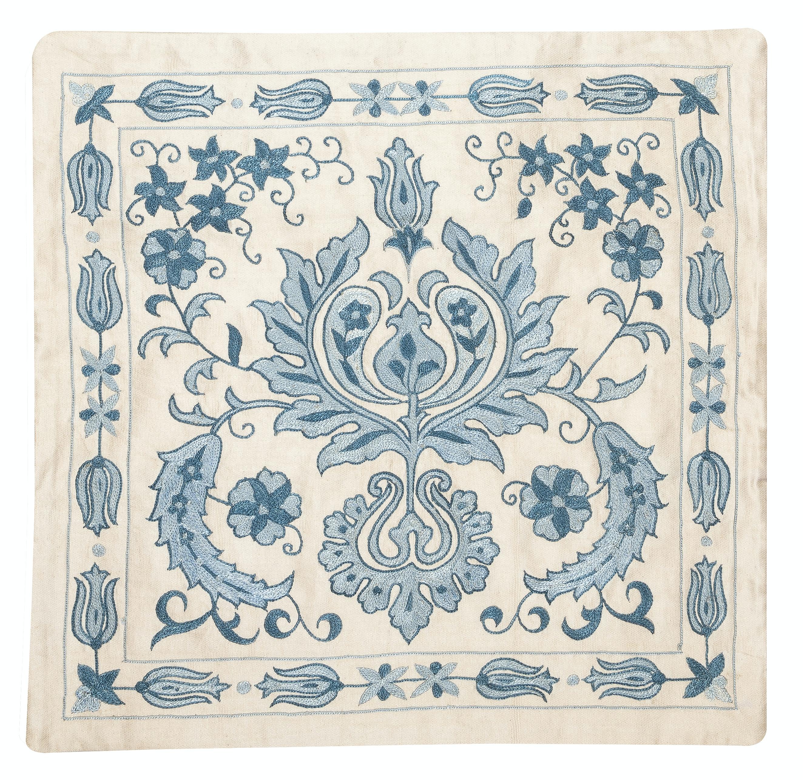 Nouvelle housse de coussin 100% soie brodée à la main - Art textile ouzbek authentique

Rehaussez votre décoration intérieure avec cette exquise housse de coussin Suzani brodée à la main, fabriquée à partir de 100 % de soie pure par des artisans