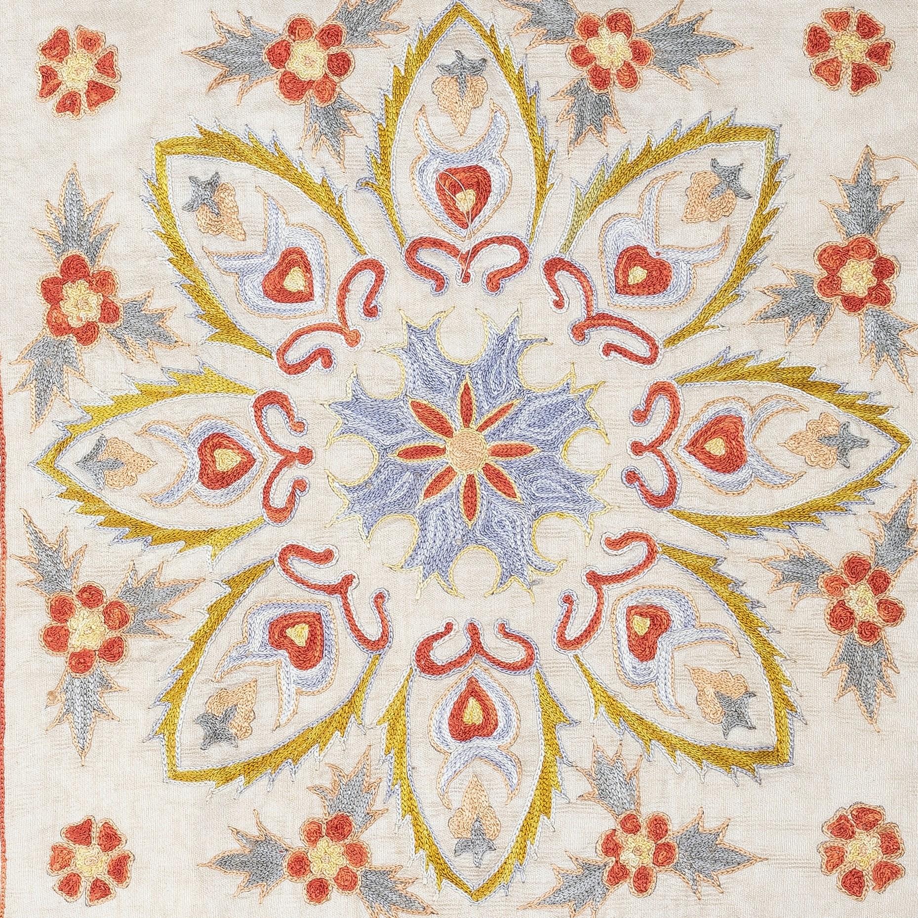 Nouvelle housse de coussin 100% soie brodée à la main - Art textile ouzbek authentique

Rehaussez votre décoration intérieure avec cette exquise housse de coussin Suzani brodée à la main, fabriquée à partir de 100 % de soie pure par des artisans