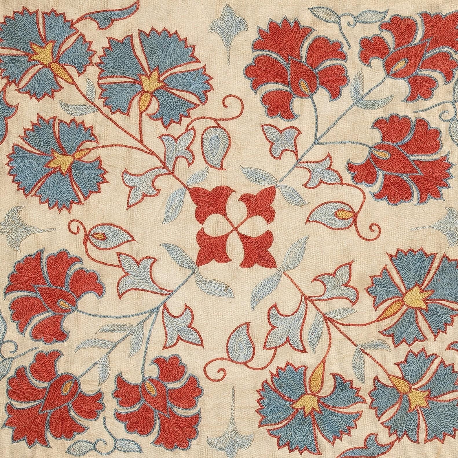 Nuovo copricuscino ricamato a mano in 100% seta - autentica arte tessile uzbeka

Eleva l'arredamento della tua casa con questo raffinato copricuscino Suzani ricamato a mano, realizzato al 100% in pura seta da abili artigiani dell'Uzbekistan.