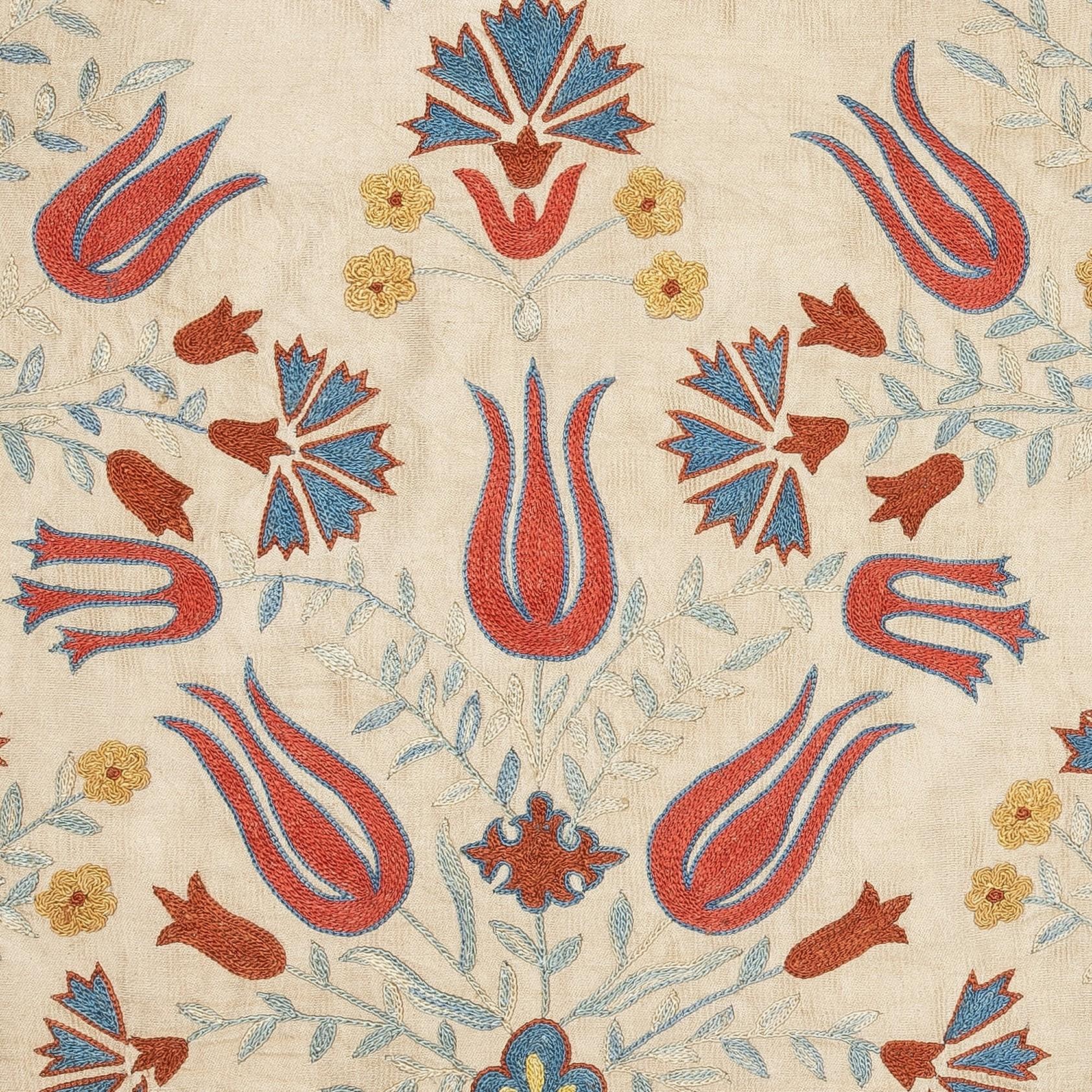 Neuer handbestickter Kissenbezug aus 100% Seide - Authentische usbekische Textilkunst

Verschönern Sie Ihr Zuhause mit diesem exquisiten, handbestickten Suzani-Kissenbezug, der von geschickten Kunsthandwerkern in Usbekistan aus 100% reiner Seide