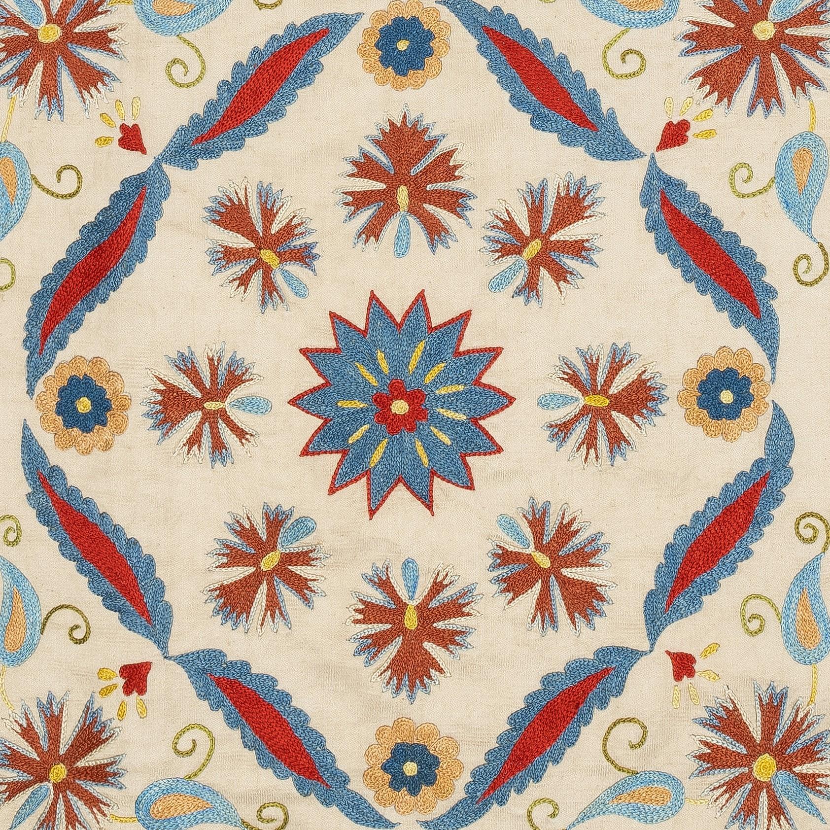 Neuer handbestickter Kissenbezug aus 100% Seide - Authentische usbekische Textilkunst

Verschönern Sie Ihr Zuhause mit diesem exquisiten, handbestickten Suzani-Kissenbezug, der von erfahrenen Kunsthandwerkern in Usbekistan aus 100 % reiner Seide