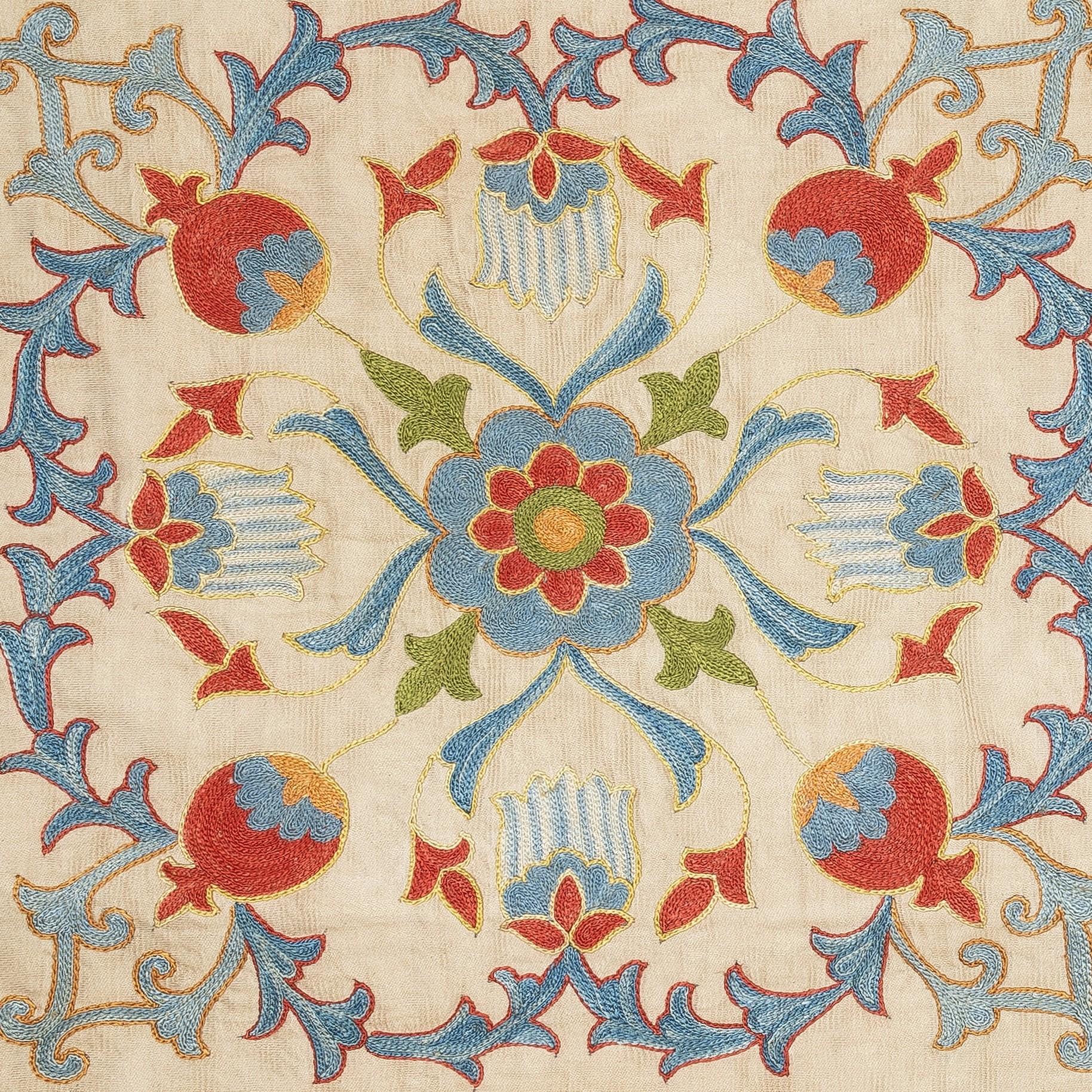 Neuer handbestickter Kissenbezug aus 100% Seide - Authentische usbekische Textilkunst

Verschönern Sie Ihr Zuhause mit diesem exquisiten, handbestickten Suzani-Kissenbezug, der von erfahrenen Kunsthandwerkern in Usbekistan aus 100 % reiner Seide