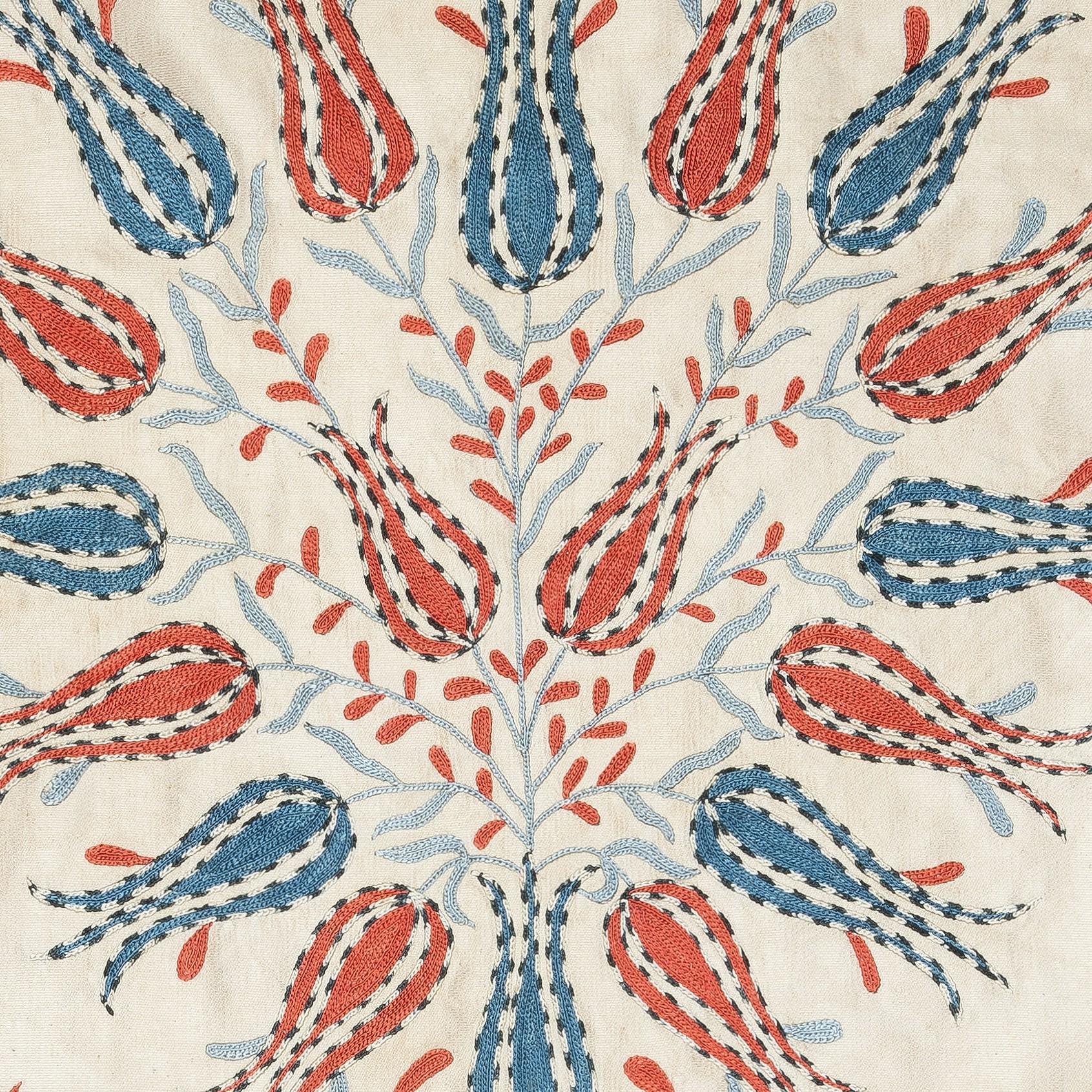 Neuer handbestickter Kissenbezug aus 100% Seide - Authentische usbekische Textilkunst

Verschönern Sie Ihr Zuhause mit diesem exquisiten, handbestickten Suzani-Kissenbezug, der von erfahrenen Kunsthandwerkern in Usbekistan aus 100 % reiner Seide