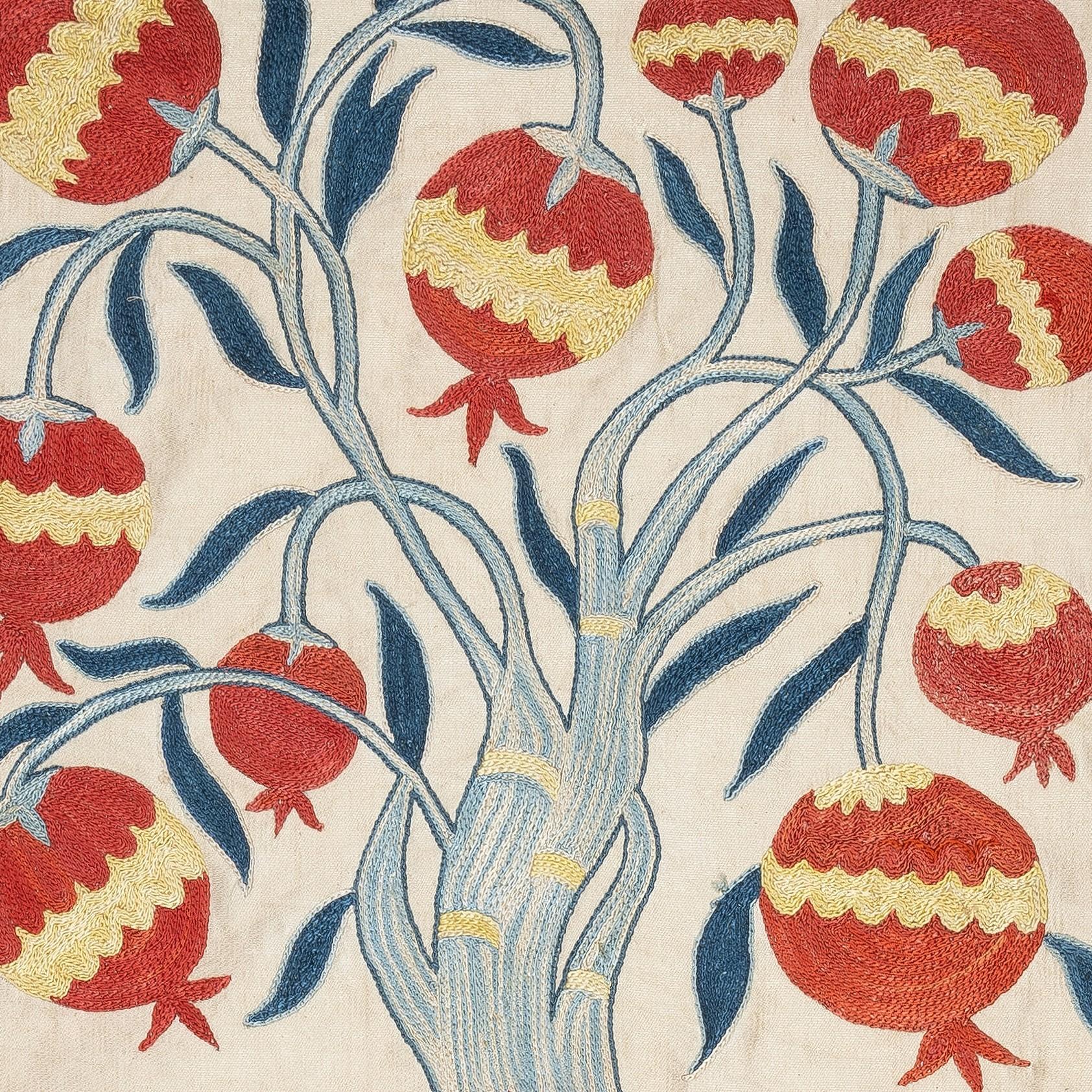 Nouvelle housse de coussin 100% soie brodée à la main - Art textile ouzbek authentique

Rehaussez votre décoration intérieure avec cette exquise housse de coussin Suzani brodée à la main, fabriquée à partir de 100 % de soie pure par des artisans