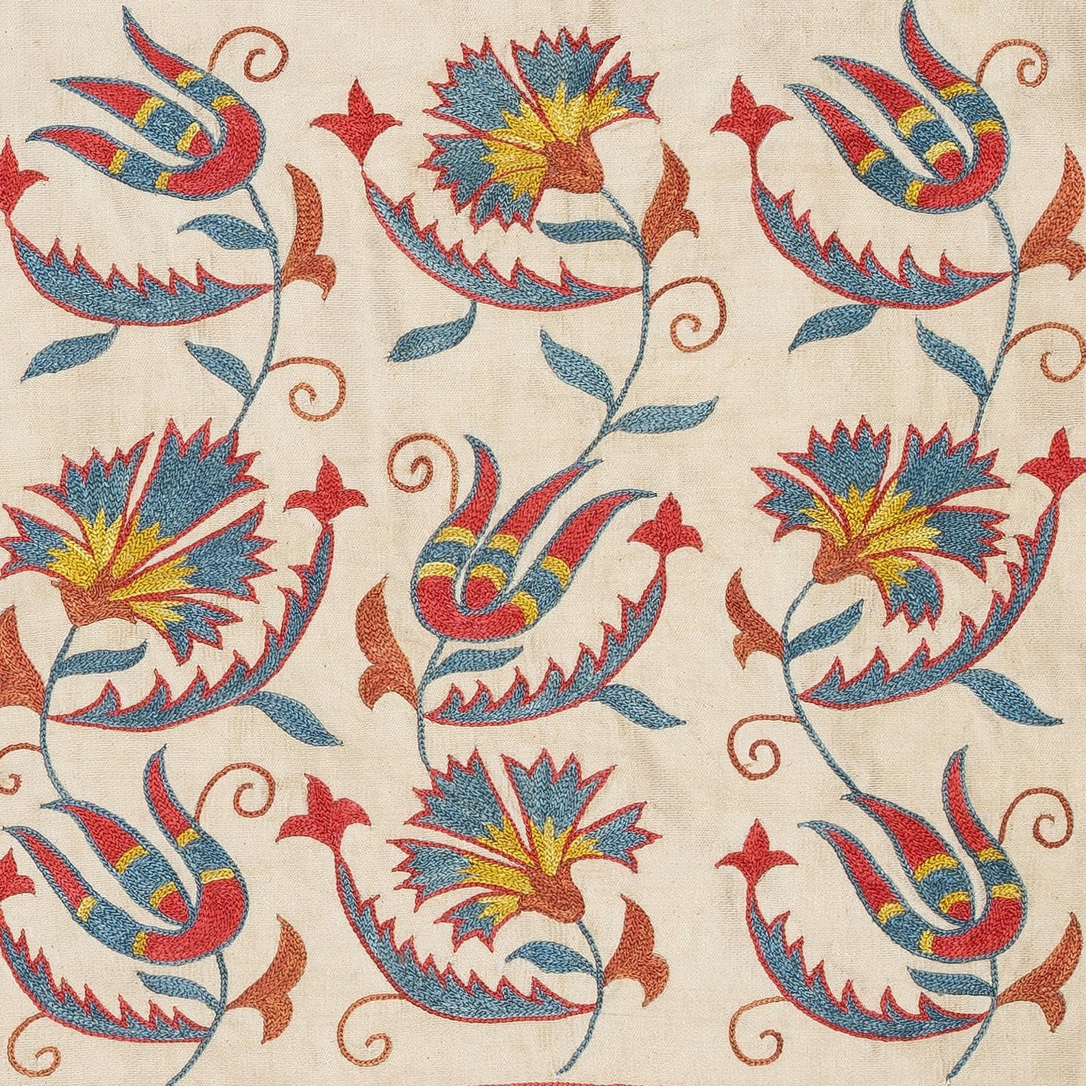 Neuer handbestickter Kissenbezug aus 100% Seide - Authentische usbekische Textilkunst

Verschönern Sie Ihr Zuhause mit diesem exquisiten, handbestickten Suzani-Kissenbezug, der von erfahrenen Kunsthandwerkern in Usbekistan aus 100 % reiner Seide
