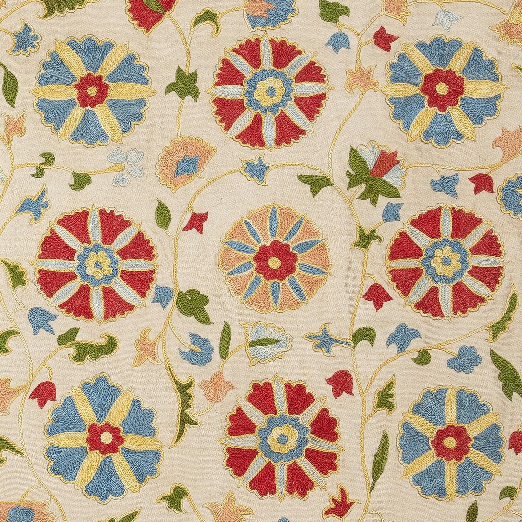 Nouvelle housse de coussin 100% soie brodée à la main - Art textile ouzbek authentique

Rehaussez votre décoration intérieure avec cette exquise housse de coussin Suzani brodée à la main, fabriquée à partir de 100 % de soie pure par des artisans