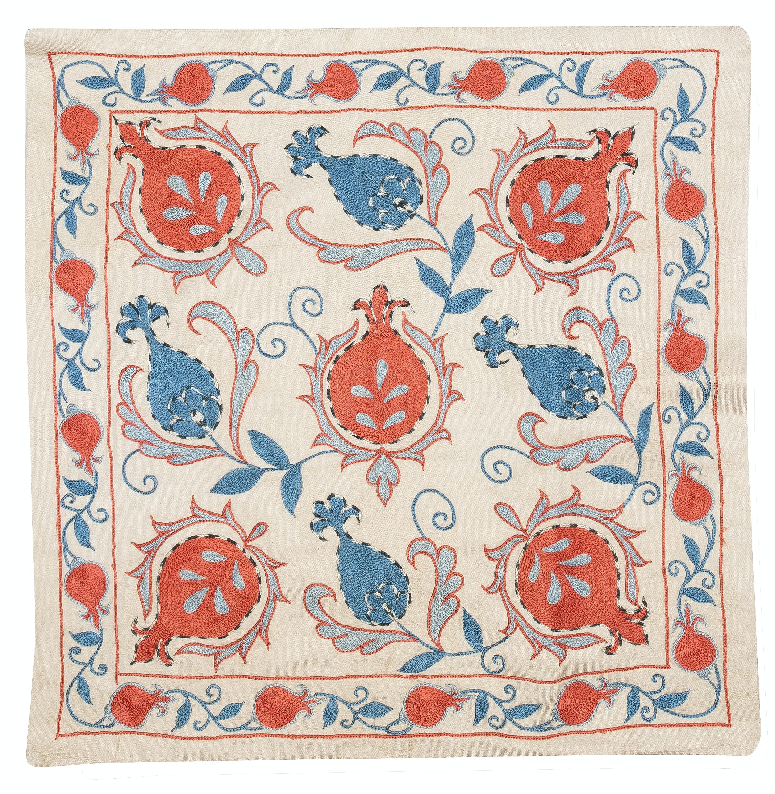 Nuovo copricuscino ricamato a mano in 100% seta - autentica arte tessile uzbeka

Eleva l'arredamento della tua casa con questo raffinato copricuscino Suzani ricamato a mano, realizzato al 100% in pura seta da abili artigiani dell'Uzbekistan.