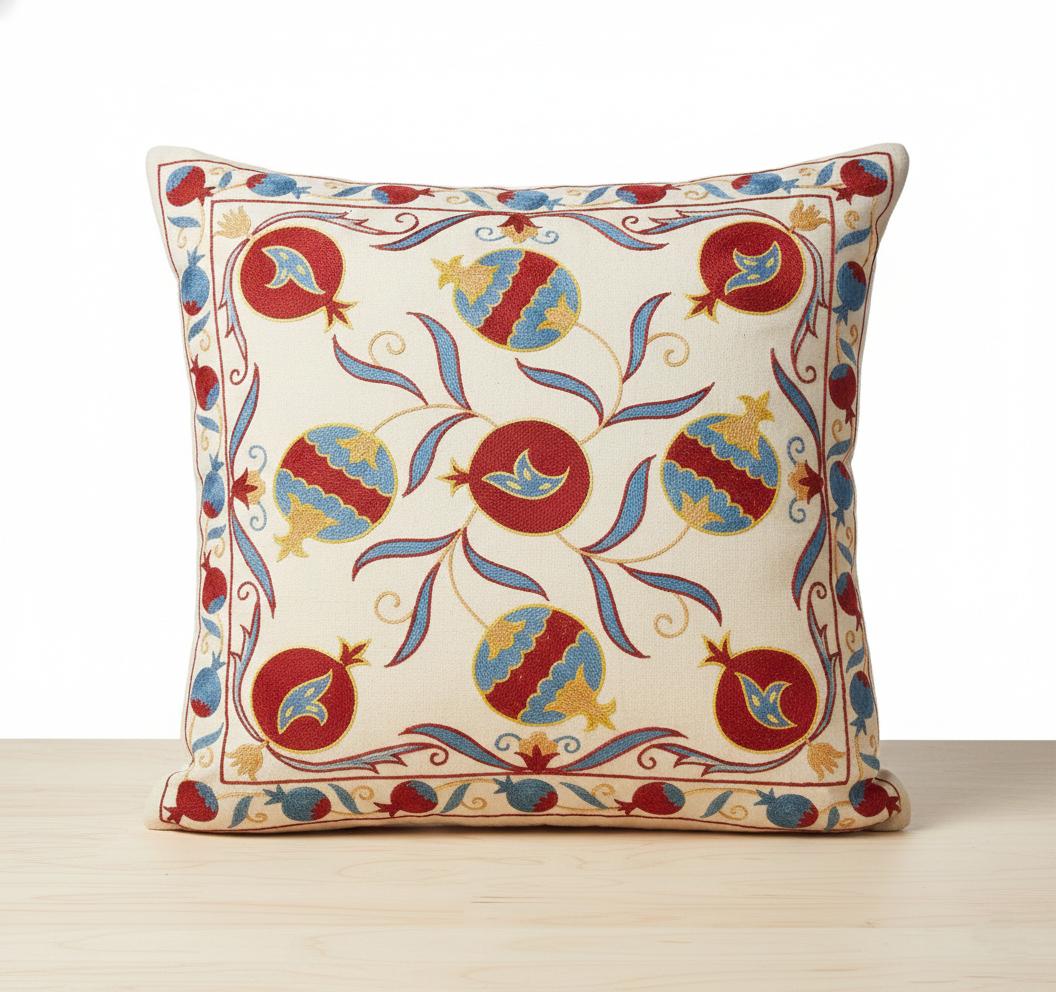 Nouvelle housse de coussin 100% soie brodée à la main - Art textile ouzbek authentique

Rehaussez votre décoration intérieure avec cette exquise housse de coussin Suzani brodée à la main, fabriquée à partir de 100 % de soie pure par des artisans