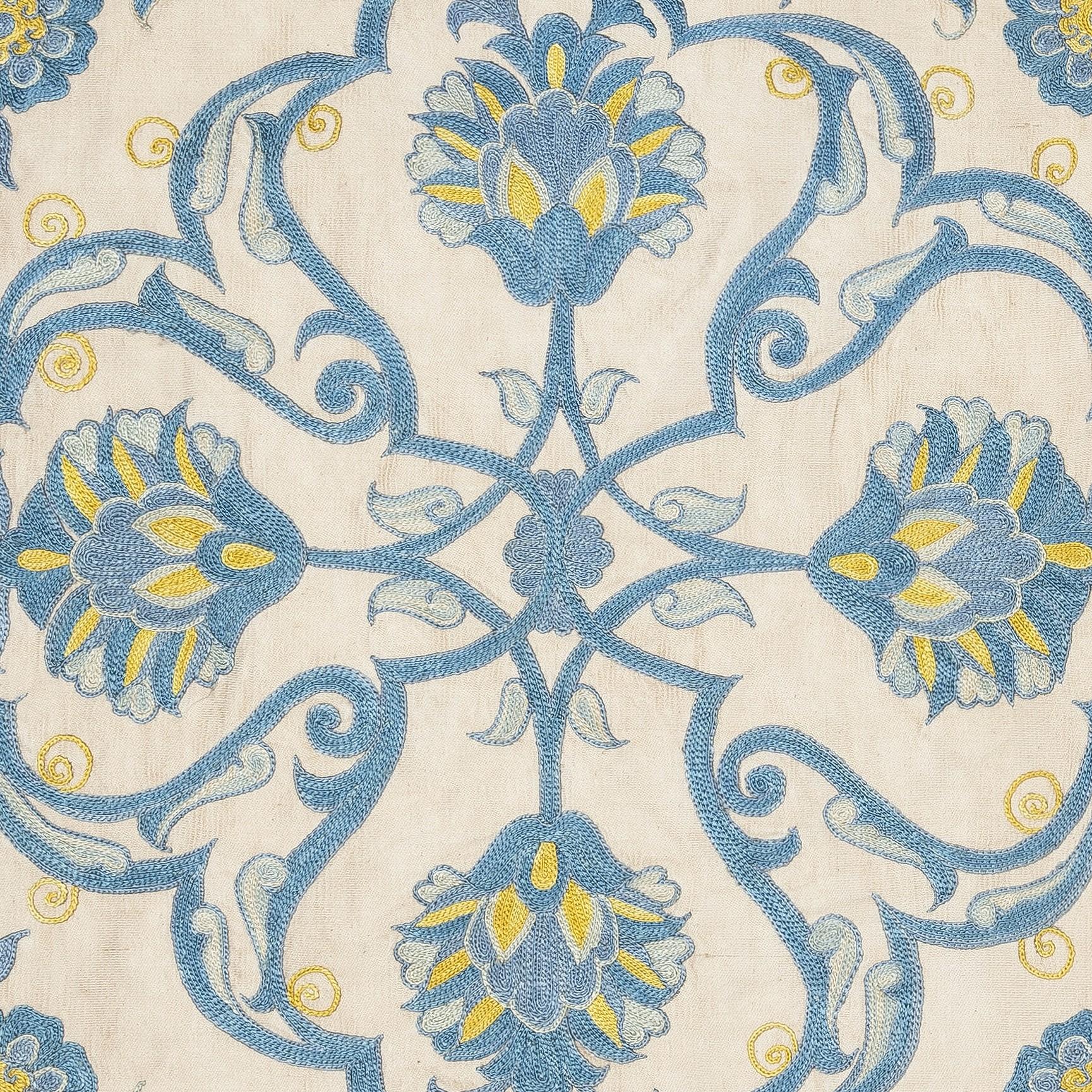 Nuovo copricuscino ricamato a mano in 100% seta - autentica arte tessile uzbeka

Eleva l'arredamento della tua casa con questo raffinato copricuscino Suzani ricamato a mano, realizzato al 100% in pura seta da abili artigiani dell'Uzbekistan.