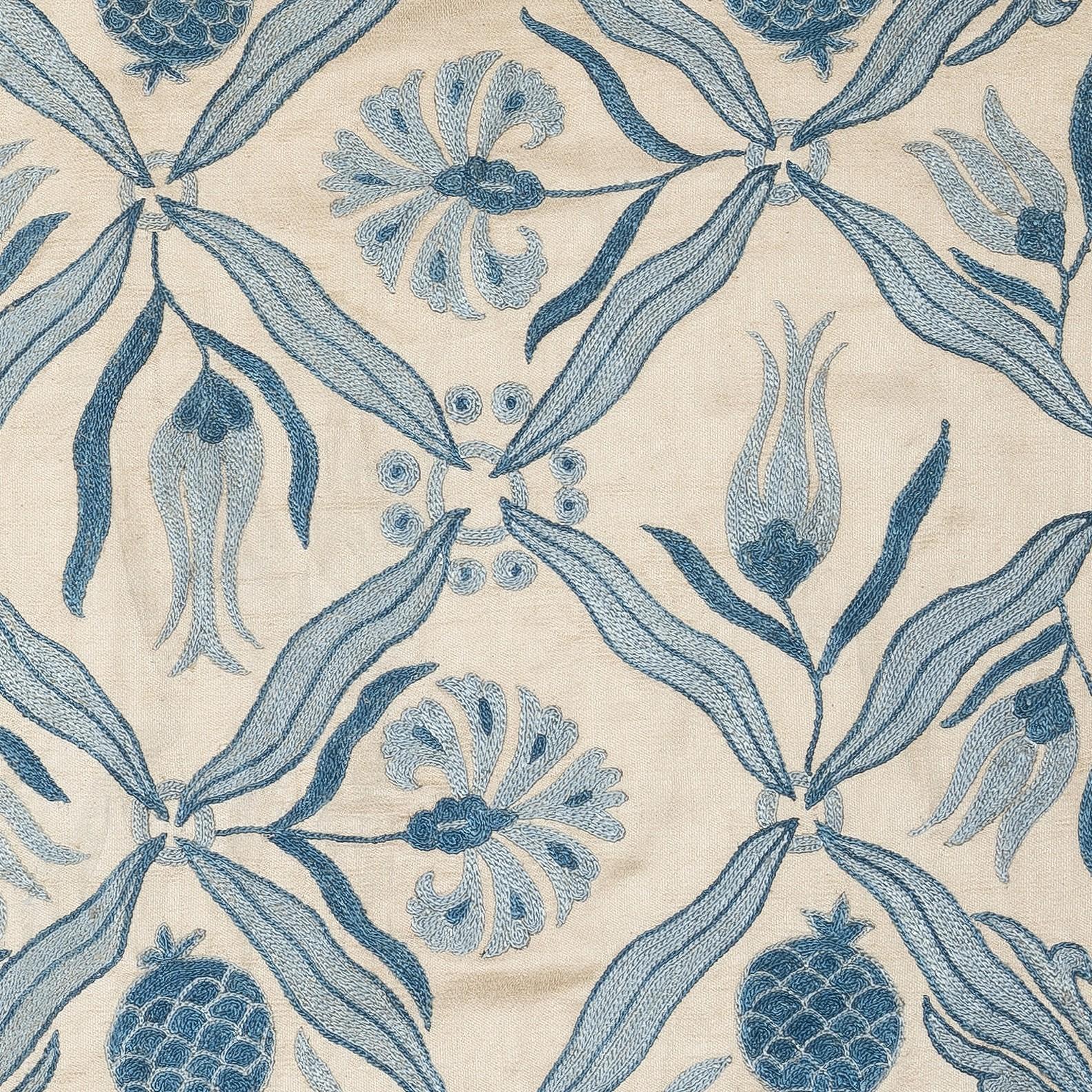 Neuer handbestickter Kissenbezug aus 100% Seide - Authentische usbekische Textilkunst

Verschönern Sie Ihr Zuhause mit diesem exquisiten, handbestickten Suzani-Kissenbezug, der von erfahrenen Kunsthandwerkern in Usbekistan aus 100 % reiner Seide