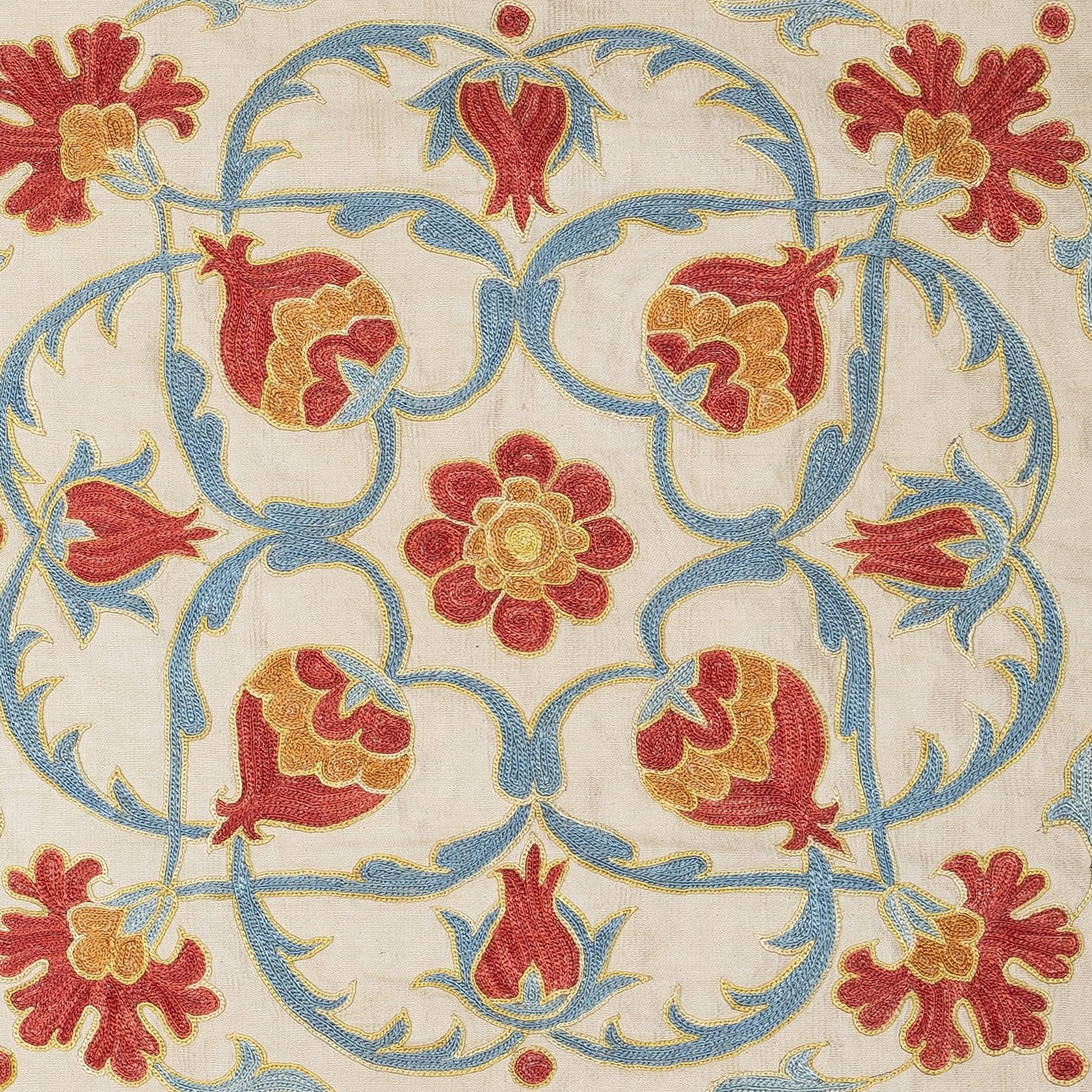 Nouvelle housse de coussin 100% soie brodée à la main - Art textile ouzbek authentique

Rehaussez votre décoration intérieure avec cette exquise housse de coussin Suzani brodée à la main, fabriquée à partir de 100 % de soie pure par des artisans