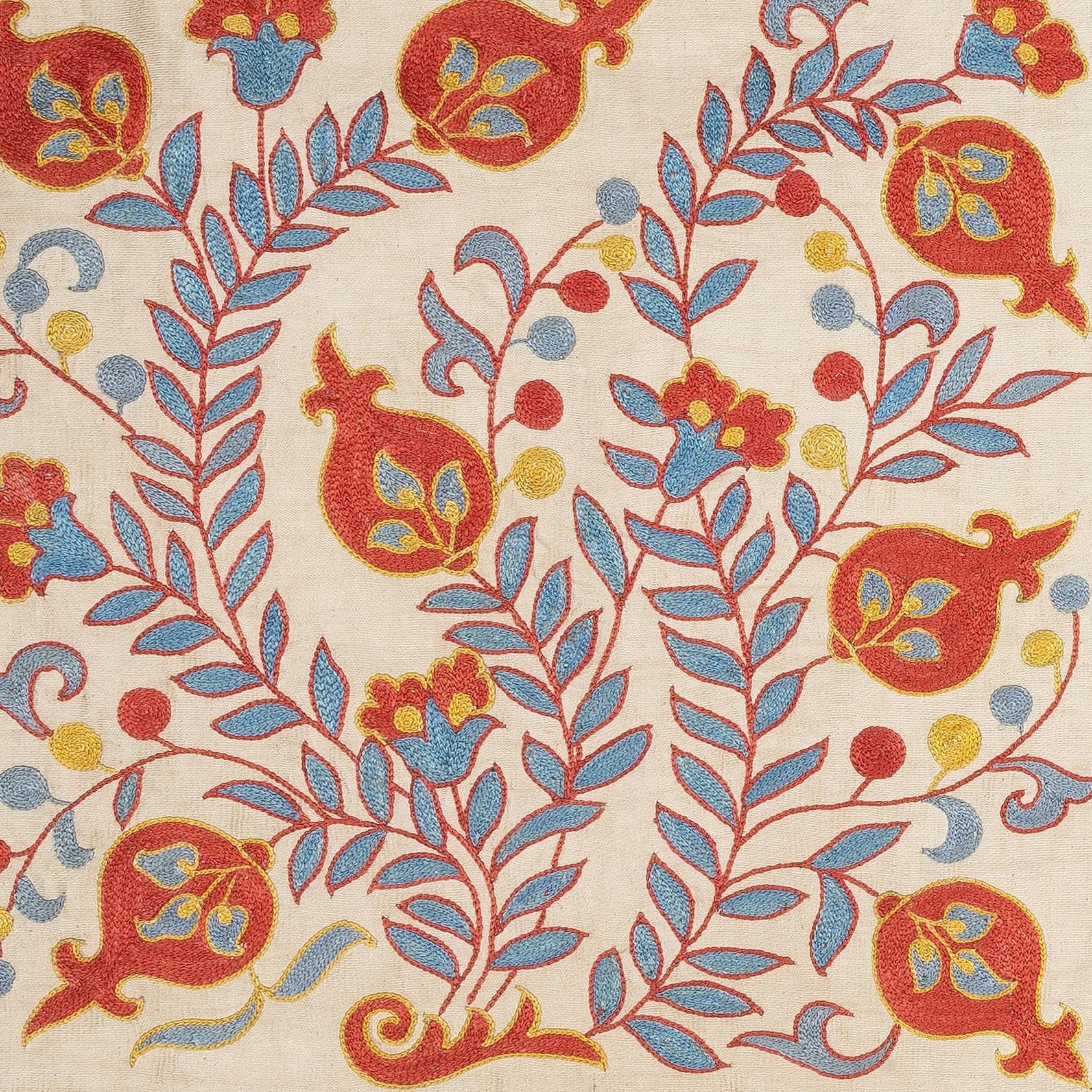 Nouvelle housse de coussin 100% soie brodée à la main - Art textile ouzbek authentique

Rehaussez votre décoration intérieure avec cette exquise housse de coussin Suzani brodée à la main, fabriquée à partir de 100 % de soie pure par des artisans