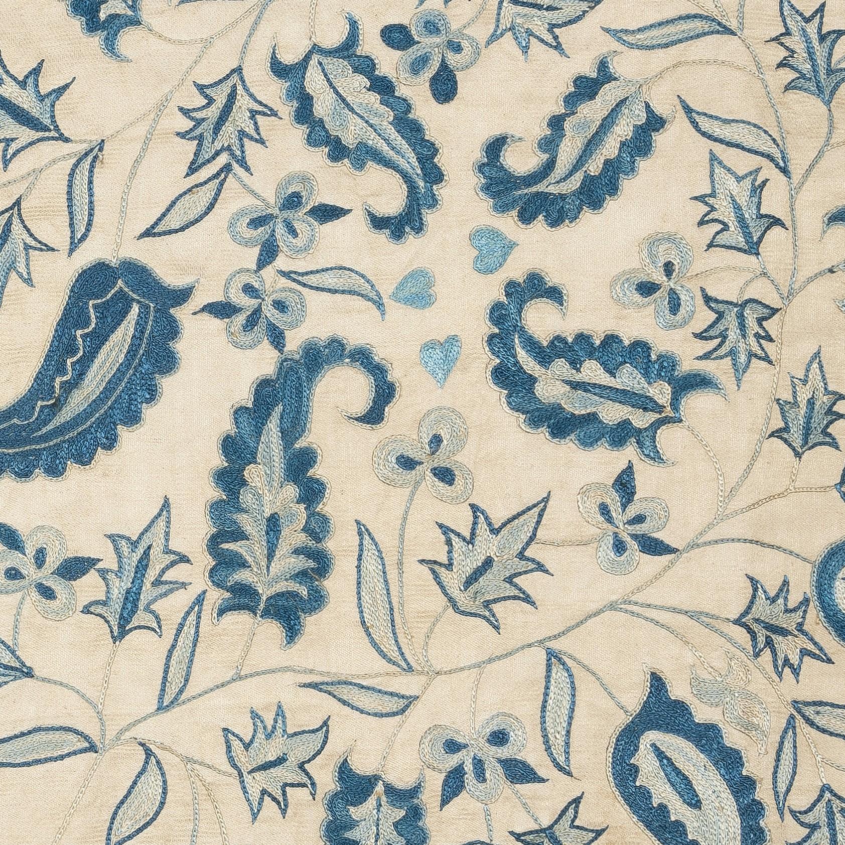 Nouvelle housse de coussin 100% soie brodée à la main - Art textile ouzbek authentique

Rehaussez votre décoration intérieure avec cette exquise housse de coussin Suzani brodée à la main, fabriquée à partir de 100 % de soie pure par des artisans