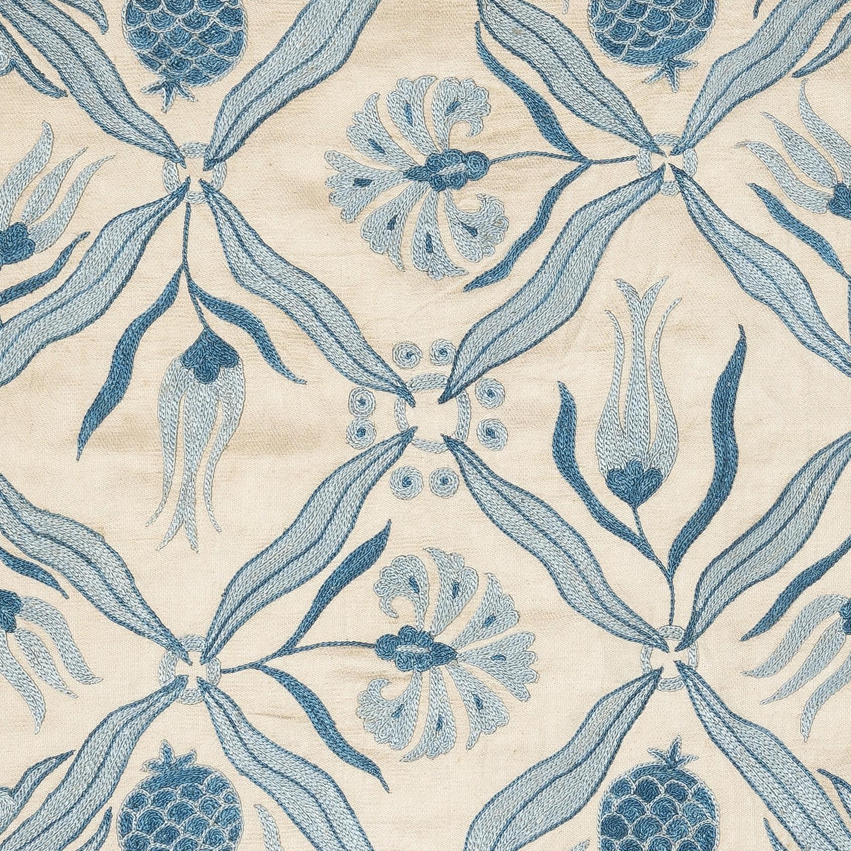 Nouvelle housse de coussin 100% soie brodée à la main - Art textile ouzbek authentique

Rehaussez votre décoration intérieure avec cette exquise housse de coussin Suzani brodée à la main, fabriquée à partir de 100 % de soie pure par des artisans