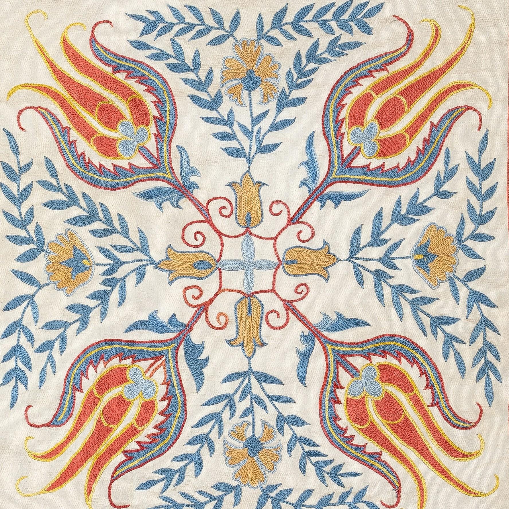 Nouvelle housse de coussin 100% soie brodée à la main - Art textile ouzbek authentique

Rehaussez votre décoration intérieure avec cette exquise housse de coussin Suzani brodée à la main, fabriquée à partir de 100 % de soie pure par des artisans