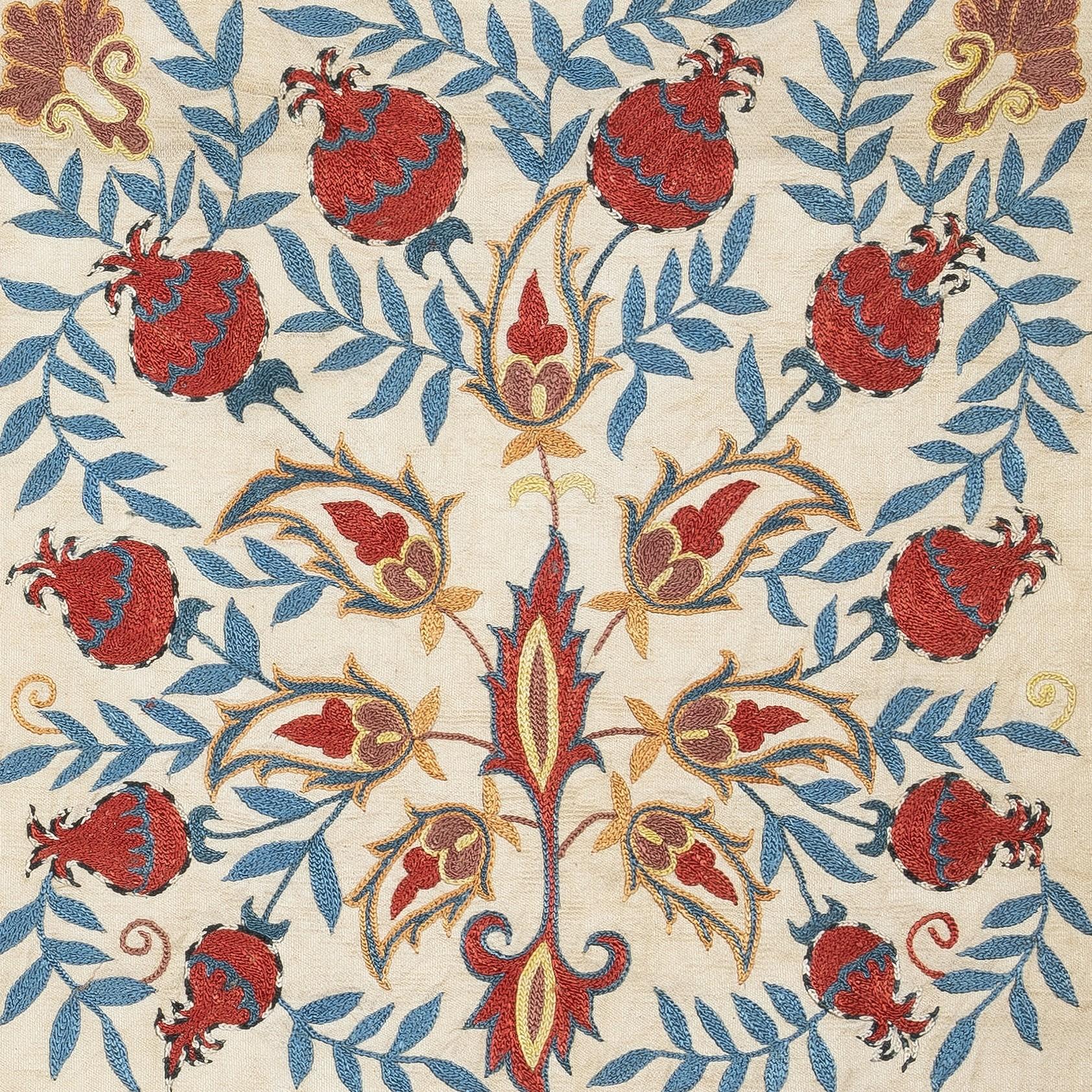Nouvelle housse de coussin 100% soie brodée à la main - Art textile ouzbek authentique

Rehaussez votre décoration intérieure avec cette exquise housse de coussin Suzani brodée à la main, fabriquée à partir de 100 % de soie pure par des artisans