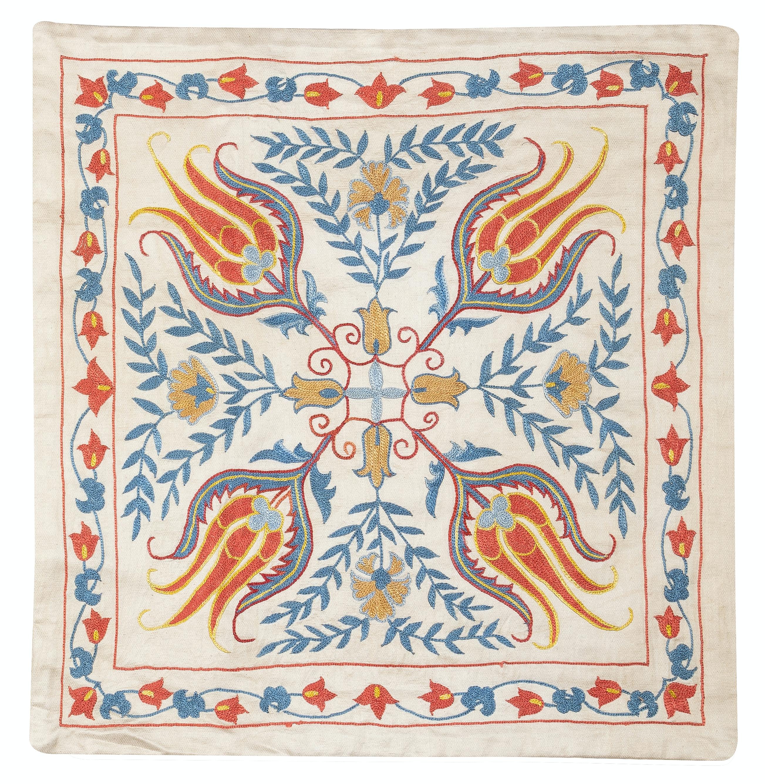 Nouvelle housse de coussin 100% soie brodée à la main - Art textile ouzbek authentique

Rehaussez votre décoration intérieure avec cette exquise housse de coussin Suzani brodée à la main, fabriquée à partir de 100 % de soie pure par des artisans