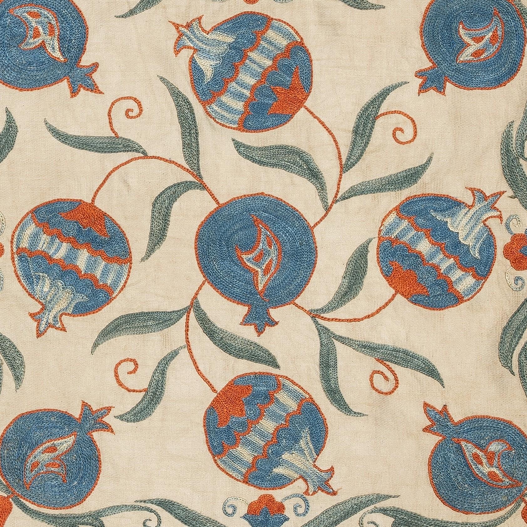 Nouvelle housse de coussin 100% soie brodée à la main - Art textile ouzbek authentique

Rehaussez votre décoration intérieure avec cette exquise housse de coussin Suzani brodée à la main, fabriquée à partir de 100 % de soie pure par des artisans
