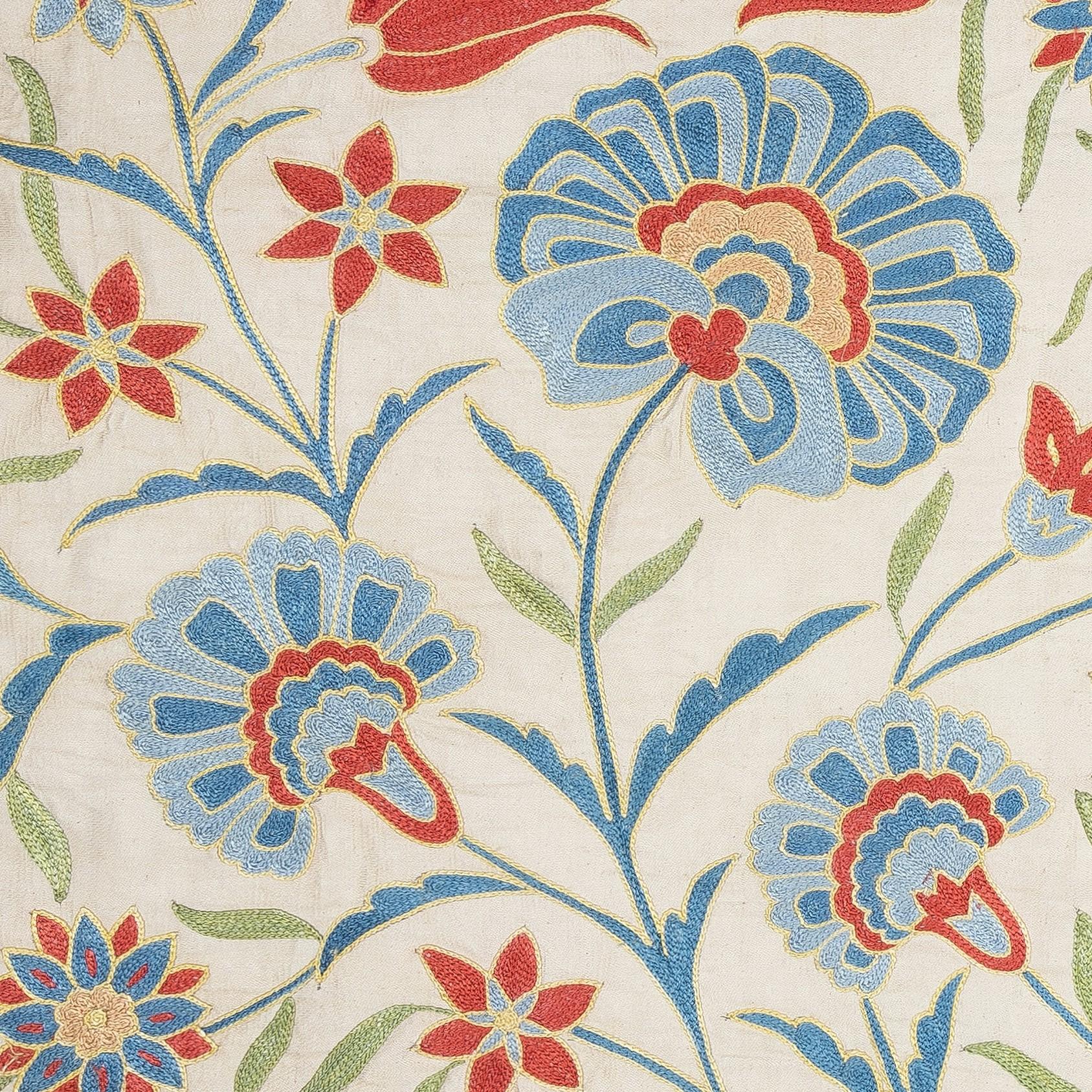 Nouvelle housse de coussin 100% soie brodée à la main - Art textile ouzbek authentique

Rehaussez votre décoration intérieure avec cette exquise housse de coussin Suzani brodée à la main, fabriquée à partir de 100 % de soie pure par des artisans