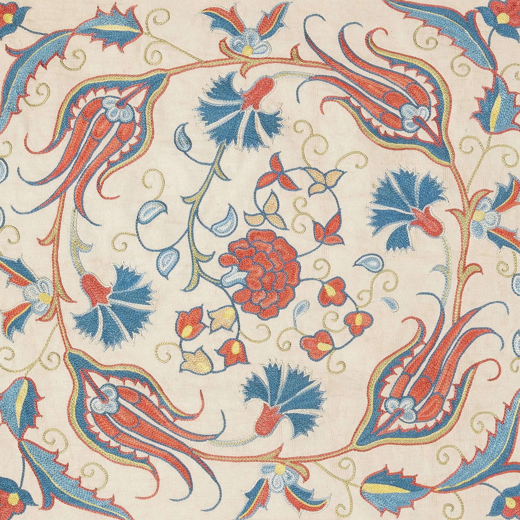 Nouvelle housse de coussin 100% soie brodée à la main - Art textile ouzbek authentique

Rehaussez votre décoration intérieure avec cette exquise housse de coussin Suzani brodée à la main, fabriquée à partir de 100 % de soie pure par des artisans