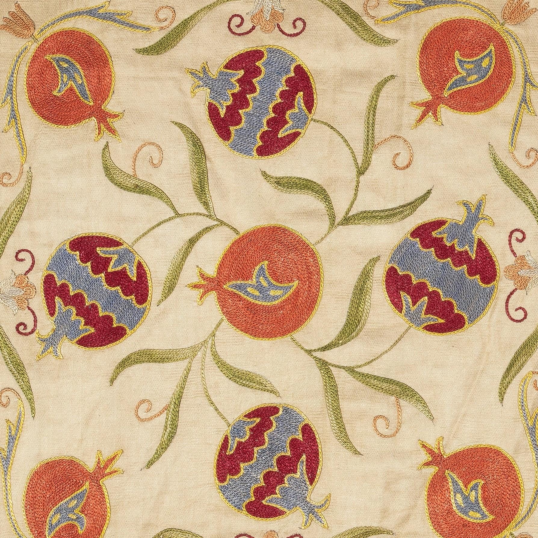 Nouvelle housse de coussin 100% soie brodée à la main - Art textile ouzbek authentique

Rehaussez votre décoration intérieure avec cette exquise housse de coussin Suzani brodée à la main, fabriquée à partir de 100 % de soie pure par des artisans