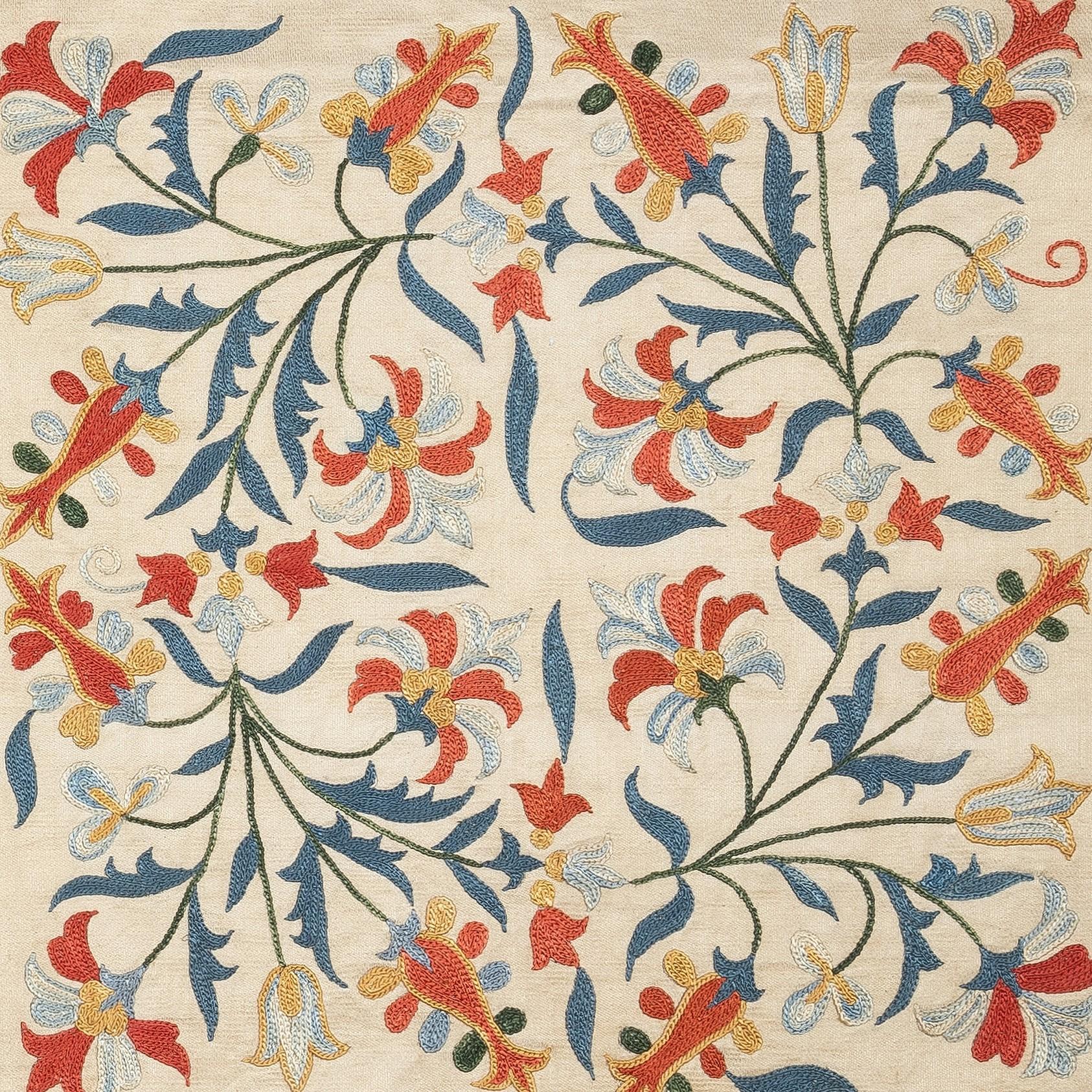 Nouvelle housse de coussin 100% soie brodée à la main - Art textile ouzbek authentique

Rehaussez votre décoration intérieure avec cette exquise housse de coussin Suzani brodée à la main, fabriquée à partir de 100 % de soie pure par des artisans