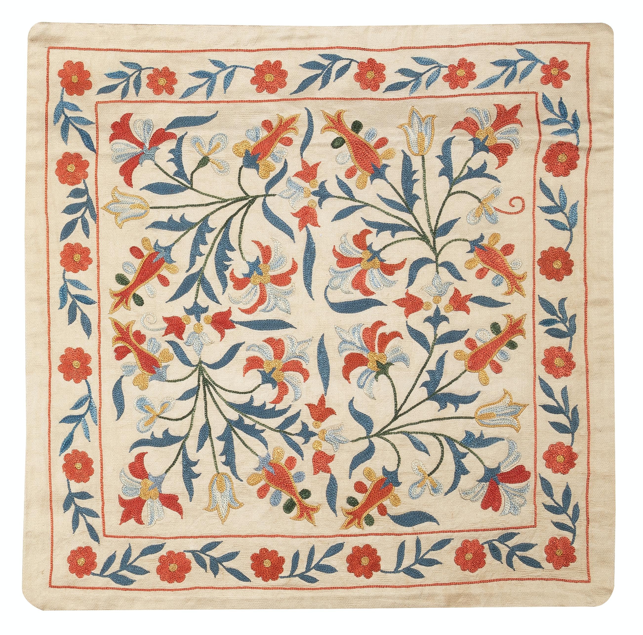 Nouvelle housse de coussin 100% soie brodée à la main - Art textile ouzbek authentique

Rehaussez votre décoration intérieure avec cette exquise housse de coussin Suzani brodée à la main, fabriquée à partir de 100 % de soie pure par des artisans